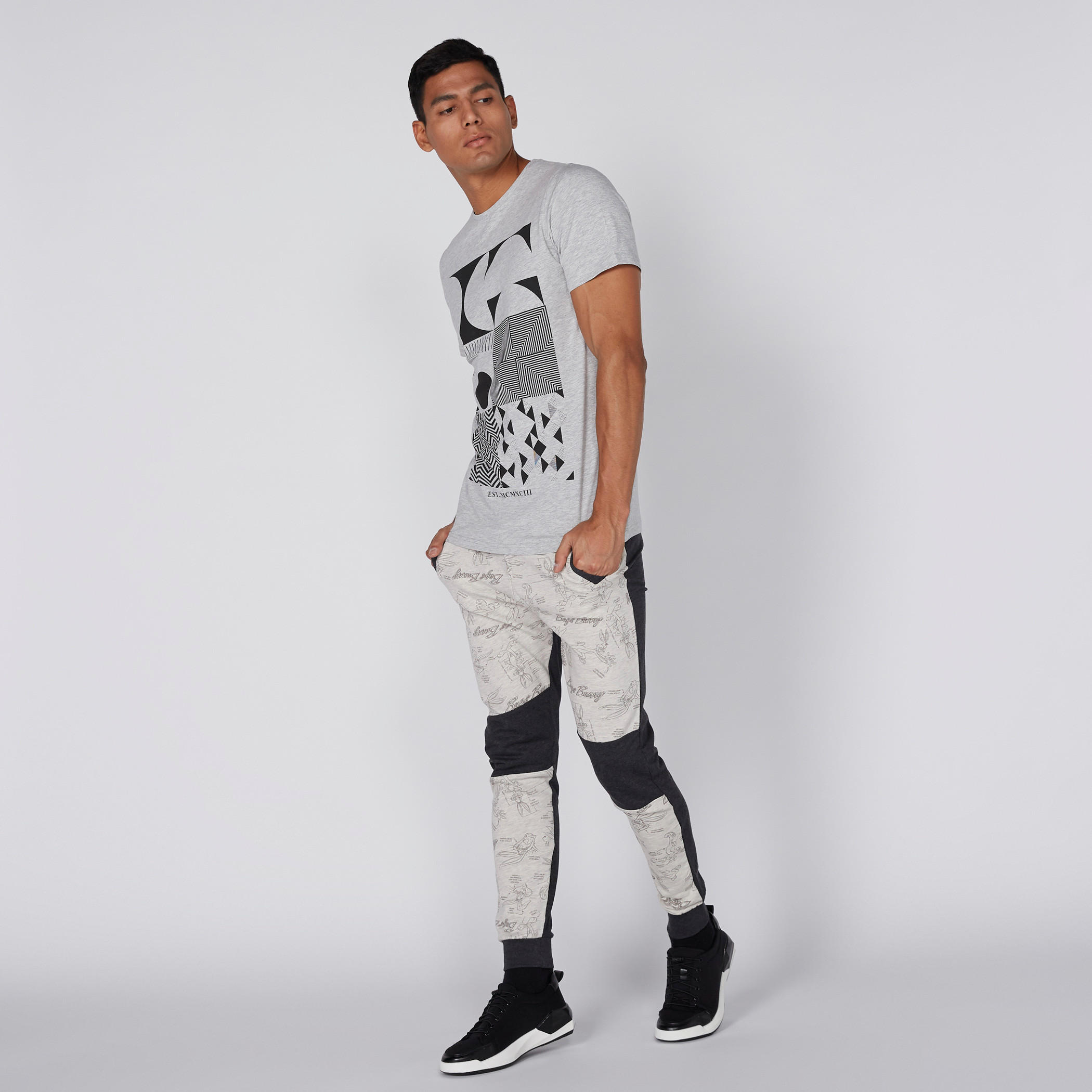 تيشيرت بياقة ضيّقة وأكمام قصيرة وطبعات-men-clothing-tshirtsandpolos-tshirts-image-3