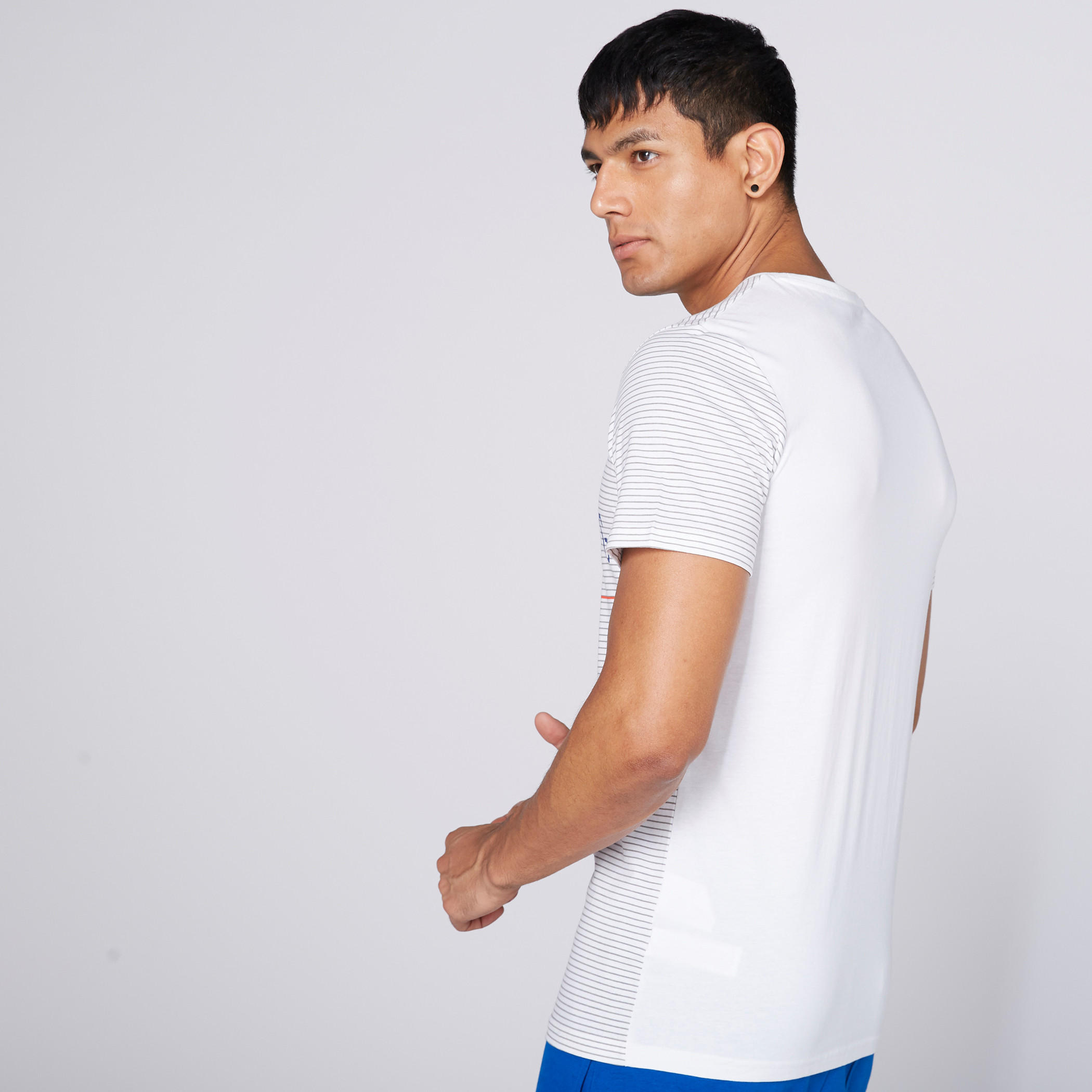 تيشيرت بياقة مستديرة وأكمام قصيرة وطبعات-men-clothing-tshirtsandpolos-tshirts-image-2