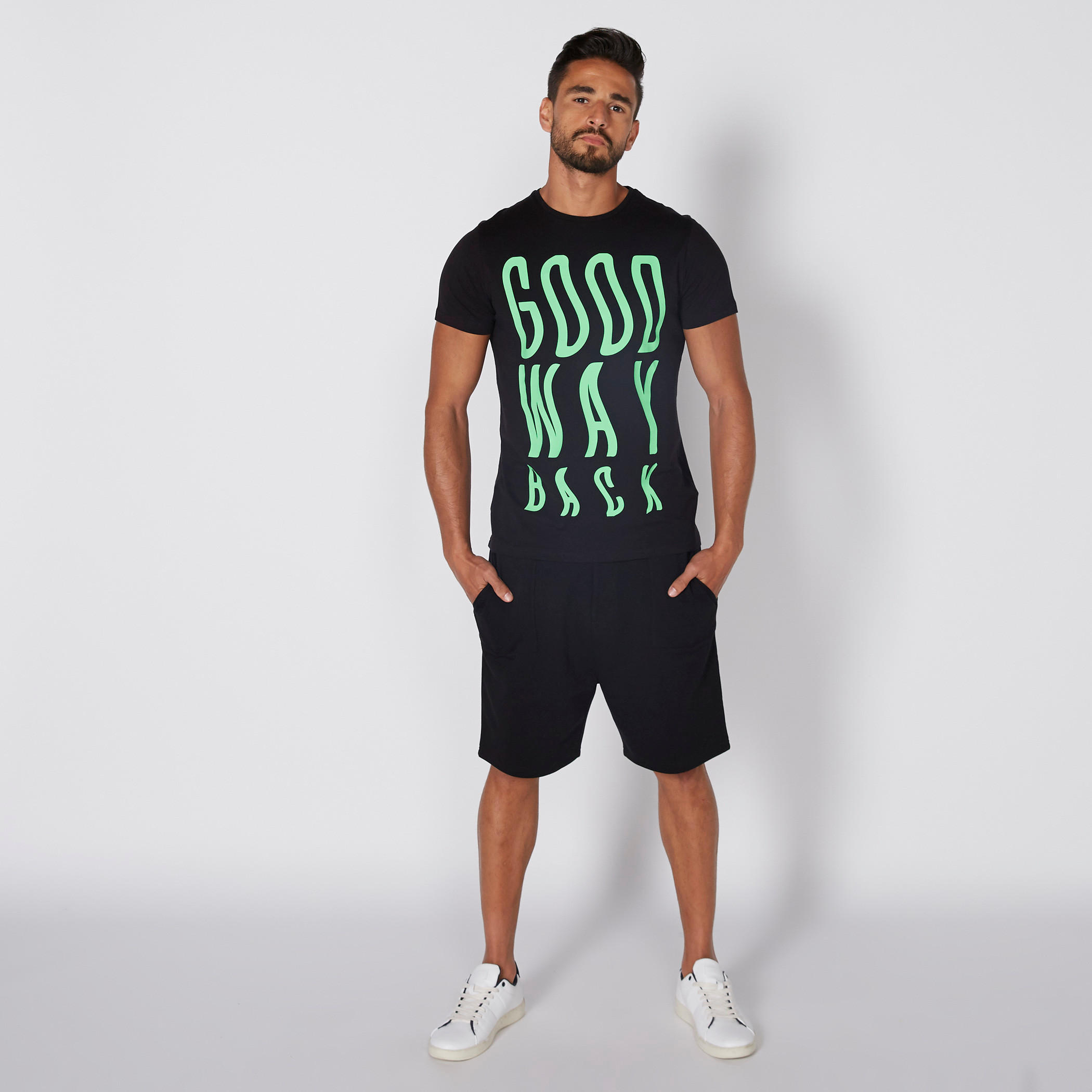 تيشيرت بياقة ضيّقة وأكمام قصيرة وطبعات-men-clothing-tshirtsandpolos-tshirts-image-2