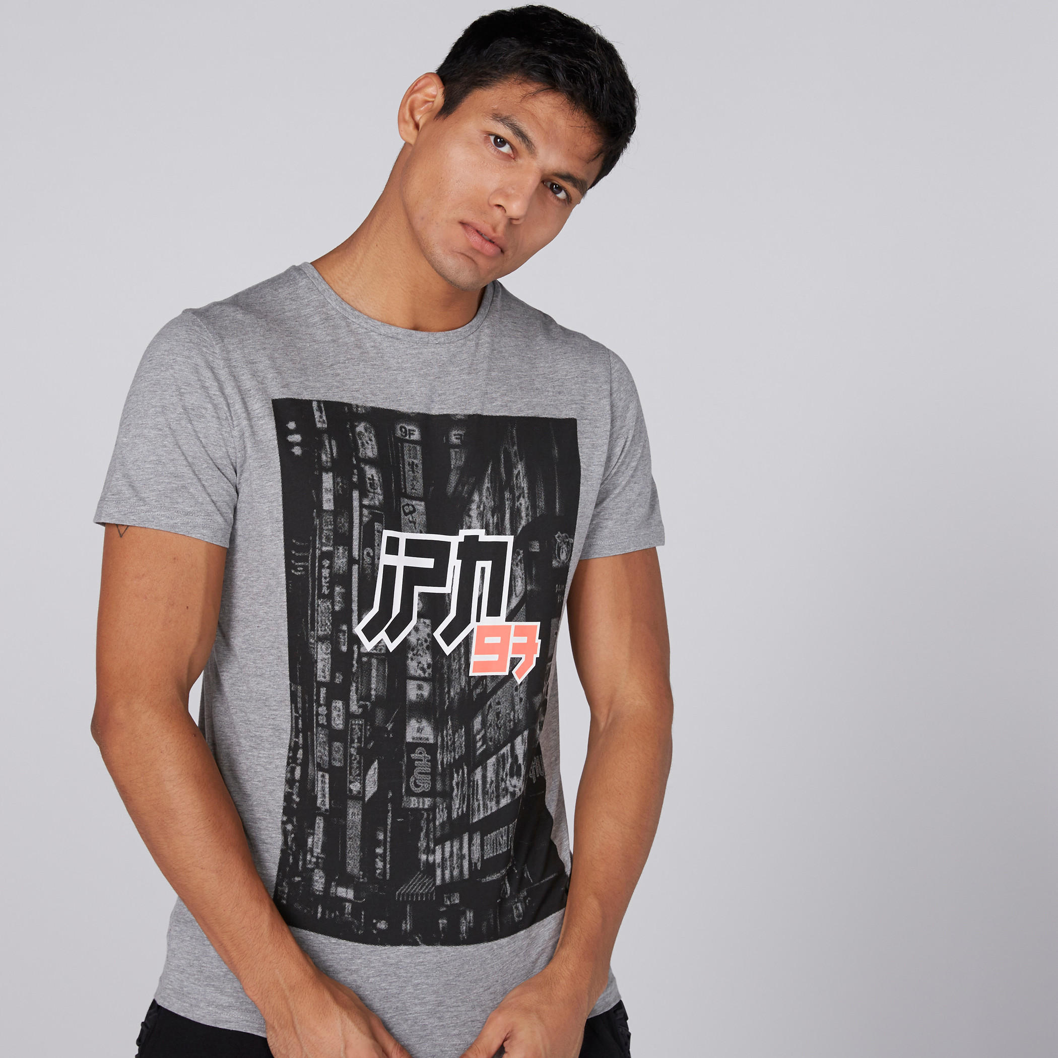 تيشيرت بياقة مستديرة وأكمام قصيرة وطبعات-men-clothing-tshirtsandpolos-tshirts-image-1