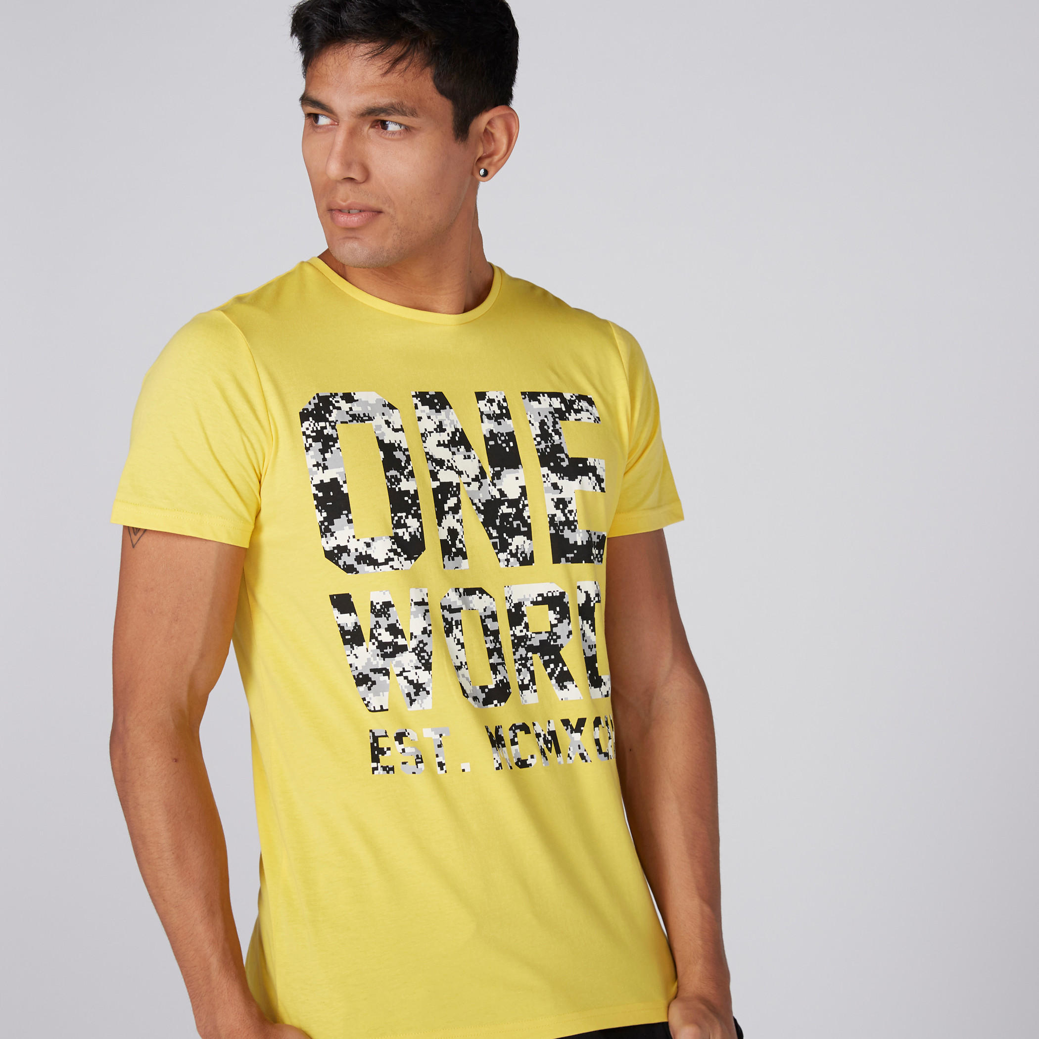 تيشيرت بياقة مستديرة وأكمام قصيرة وطبعات جرافيك-men-clothing-tshirtsandpolos-tshirts-image-1