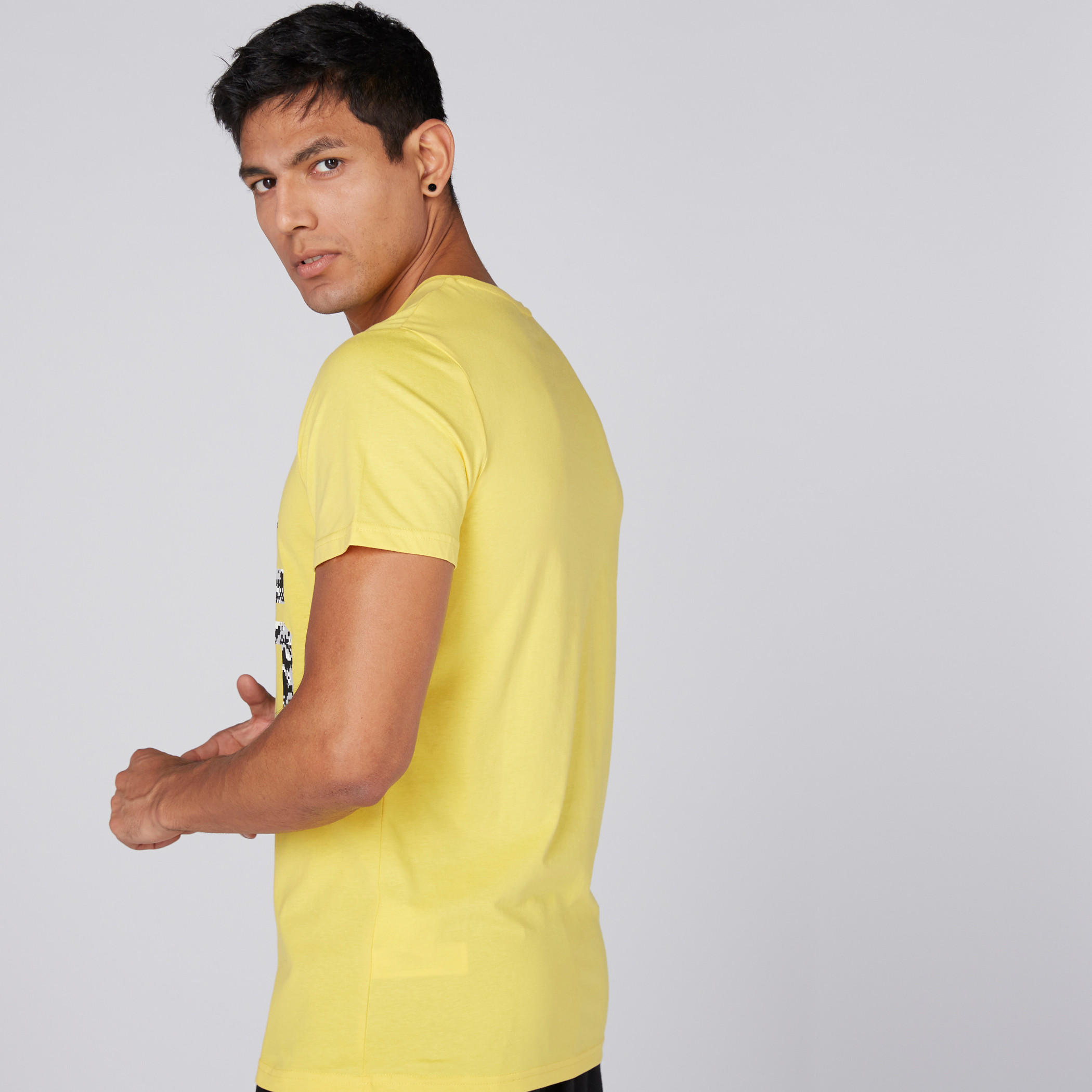 تيشيرت بياقة مستديرة وأكمام قصيرة وطبعات جرافيك-men-clothing-tshirtsandpolos-tshirts-image-2