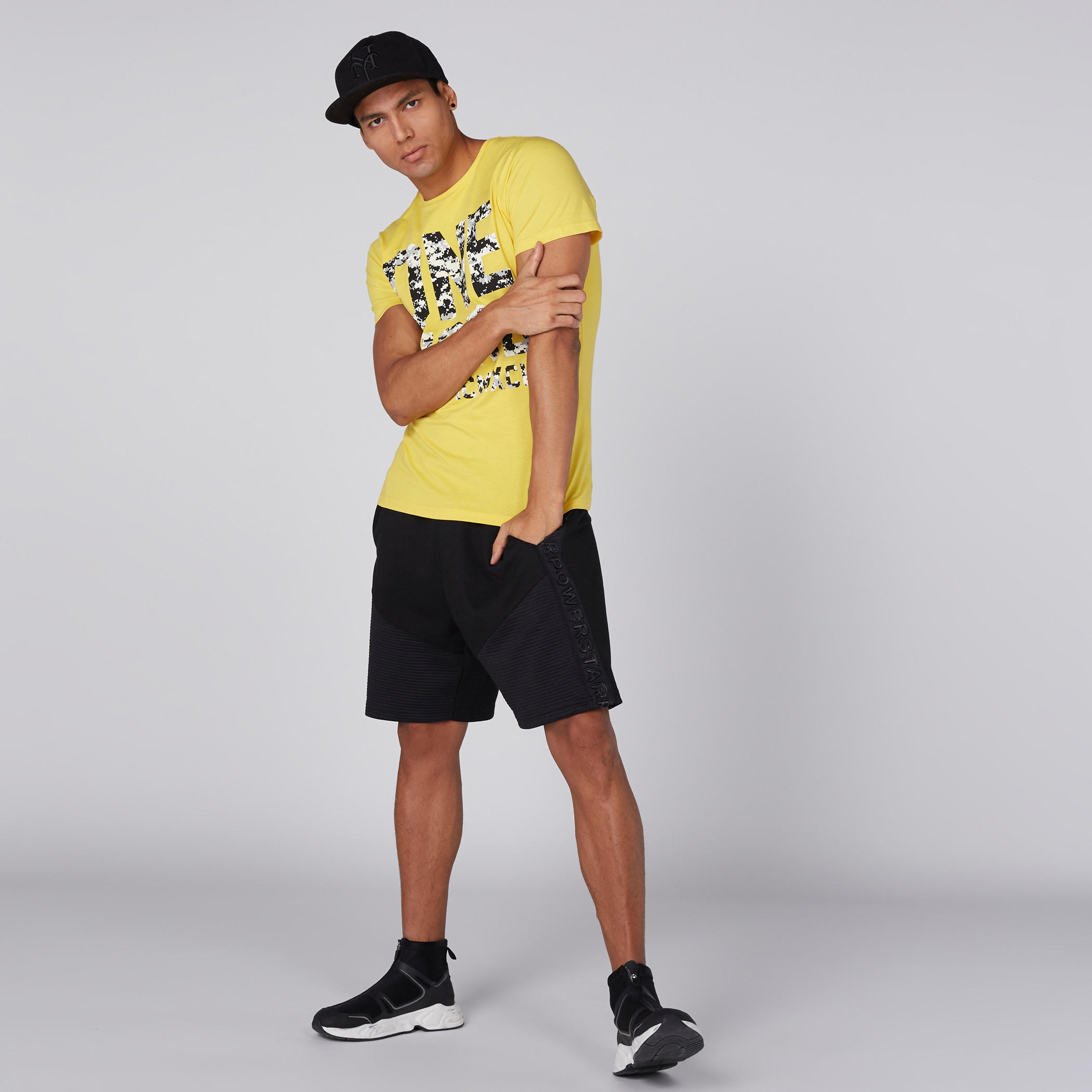 تيشيرت بياقة مستديرة وأكمام قصيرة وطبعات جرافيك-men-clothing-tshirtsandpolos-tshirts-image-3