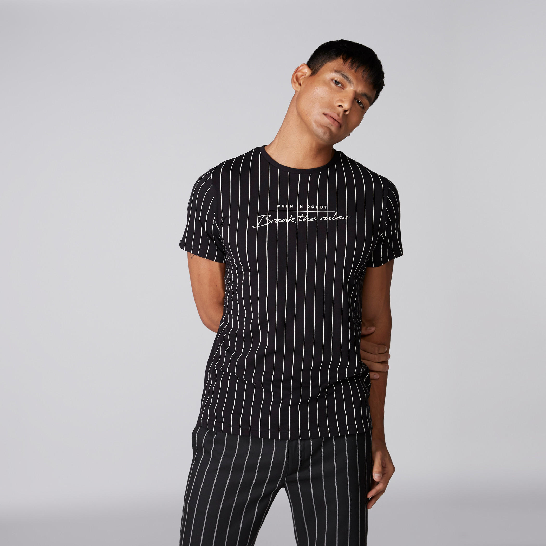 تيشيرت مقلّم بياقة مستديرة وأكمام قصيرة-men-clothing-tshirtsandpolos-tshirts-image-1