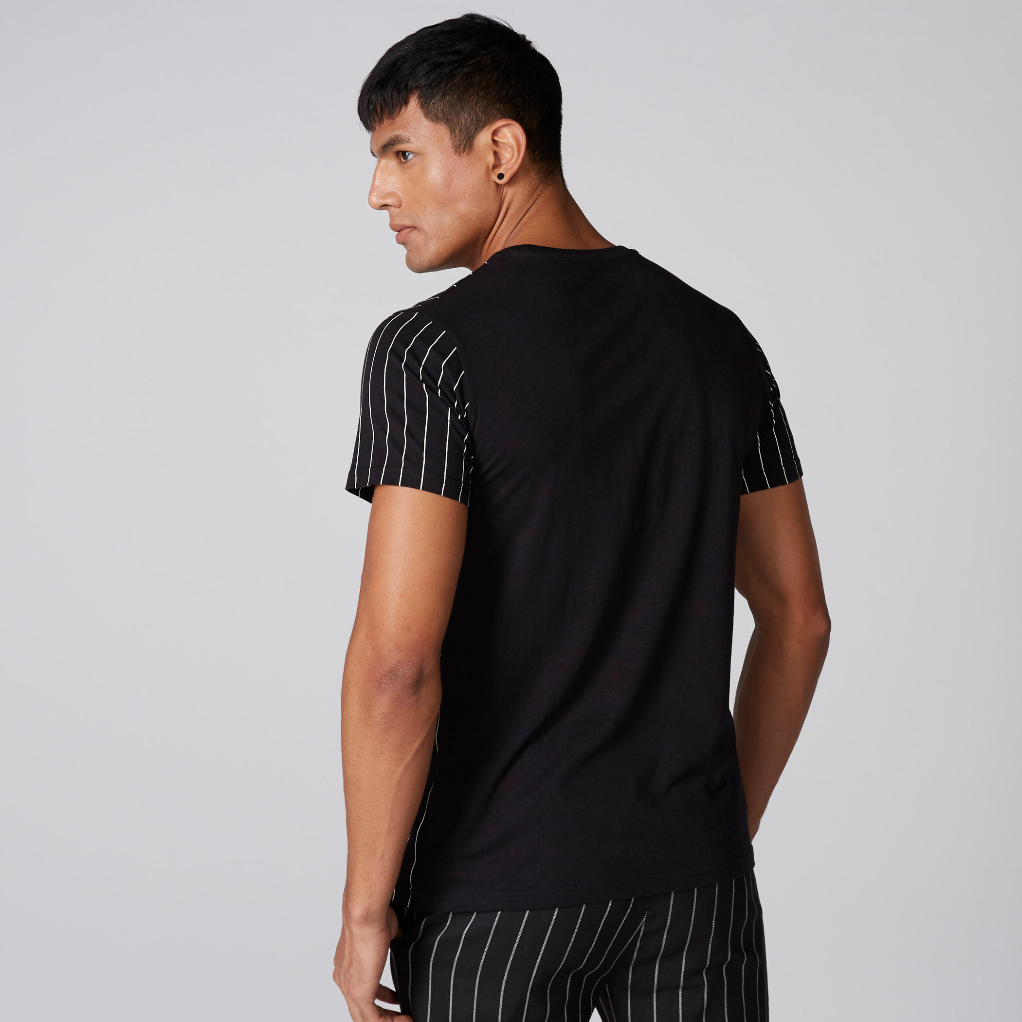 تيشيرت مقلّم بياقة مستديرة وأكمام قصيرة-men-clothing-tshirtsandpolos-tshirts-image-2