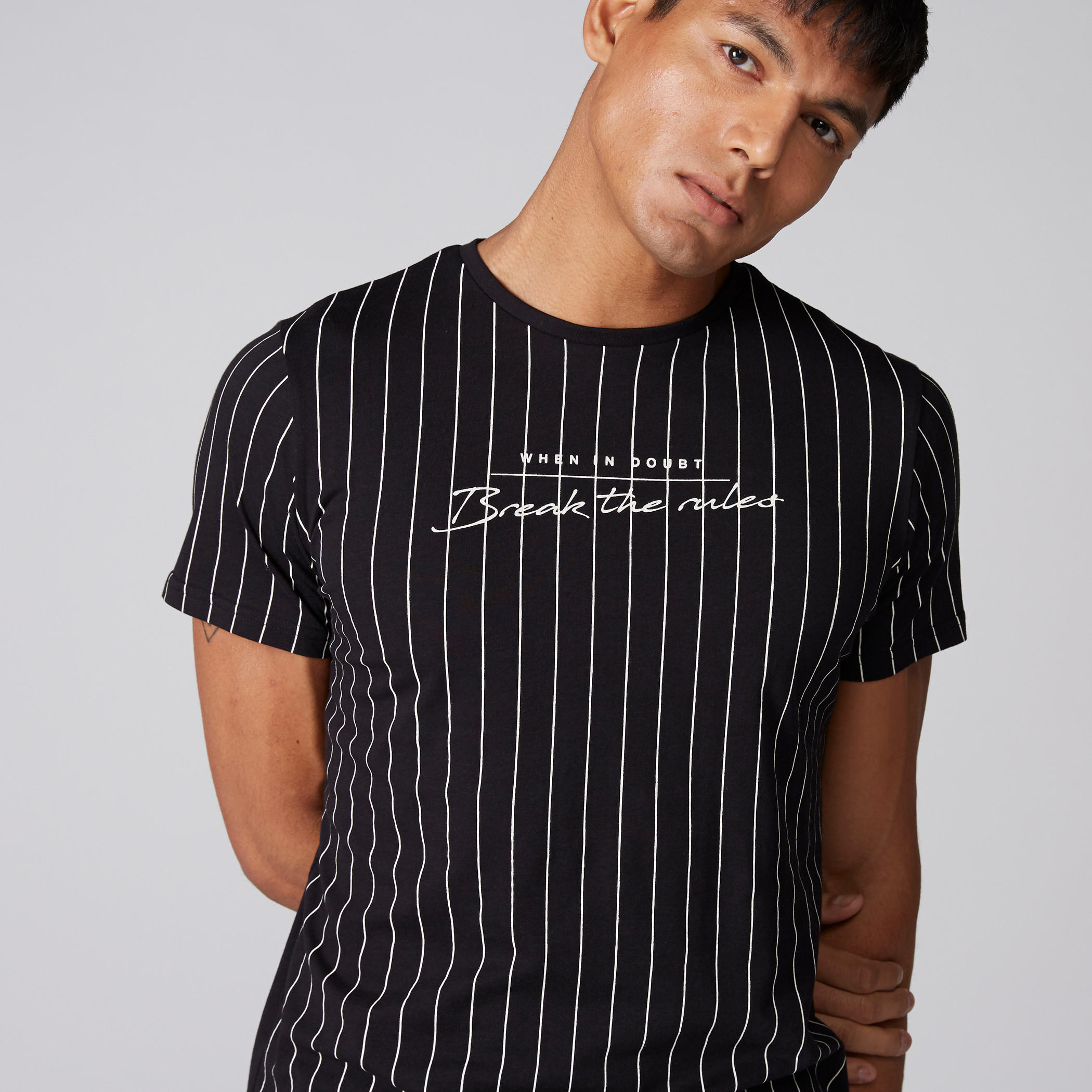 تيشيرت مقلّم بياقة مستديرة وأكمام قصيرة-men-clothing-tshirtsandpolos-tshirts-image-4
