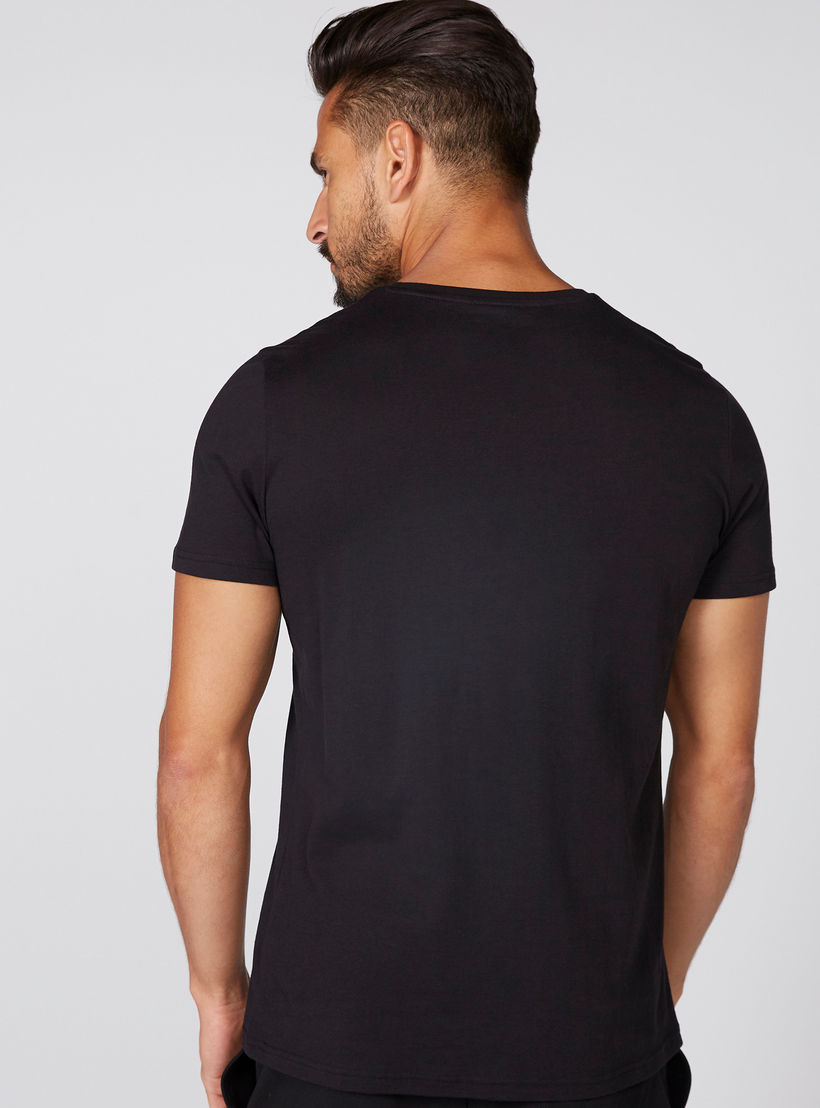 تيشيرت بياقة مستديرة وأكمام قصيرة وطبعات-men-clothing-tshirtsandpolos-tshirts-image-2