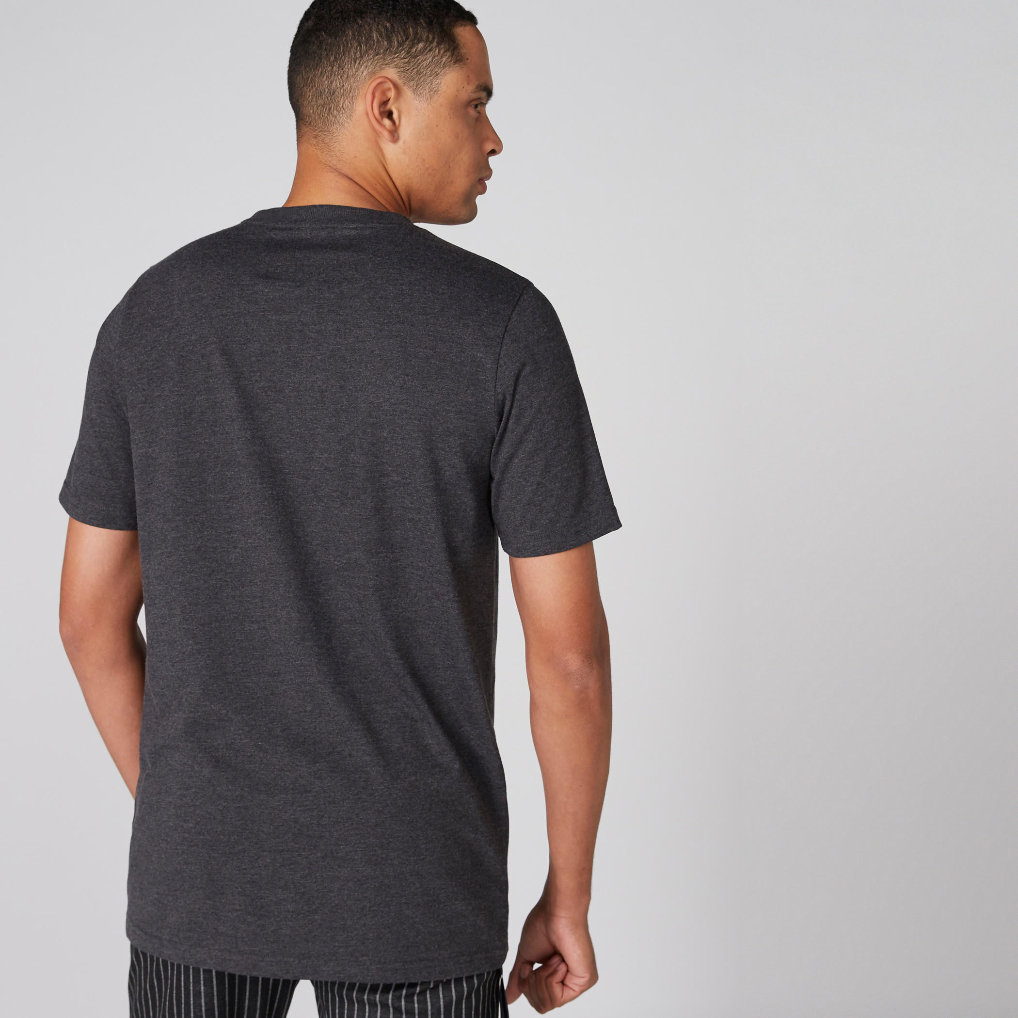 تيشيرت بياقة مستديرة وأكمام قصيرة وطبعات-men-clothing-tshirtsandpolos-tshirts-image-2
