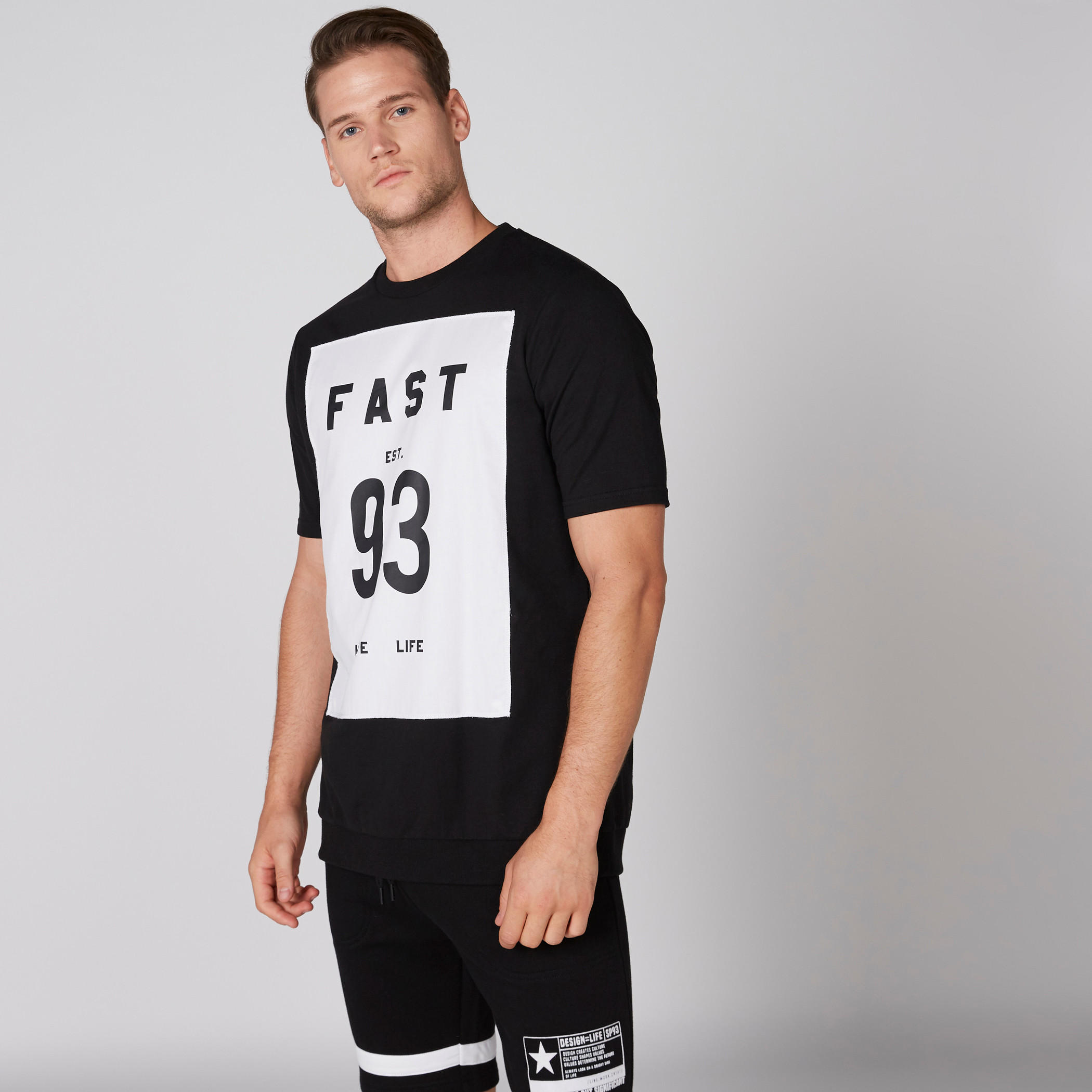 تيشيرت بياقة مستديرة وأكمام قصيرة وطبعات-men-clothing-tshirtsandpolos-tshirts-image-3