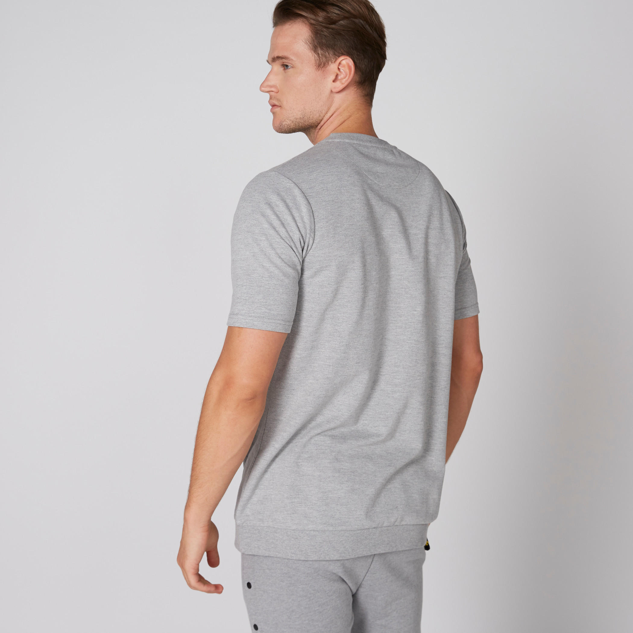 تيشيرت بياقة مستديرة وأكمام قصيرة وطبعات-men-clothing-tshirtsandpolos-tshirts-image-2