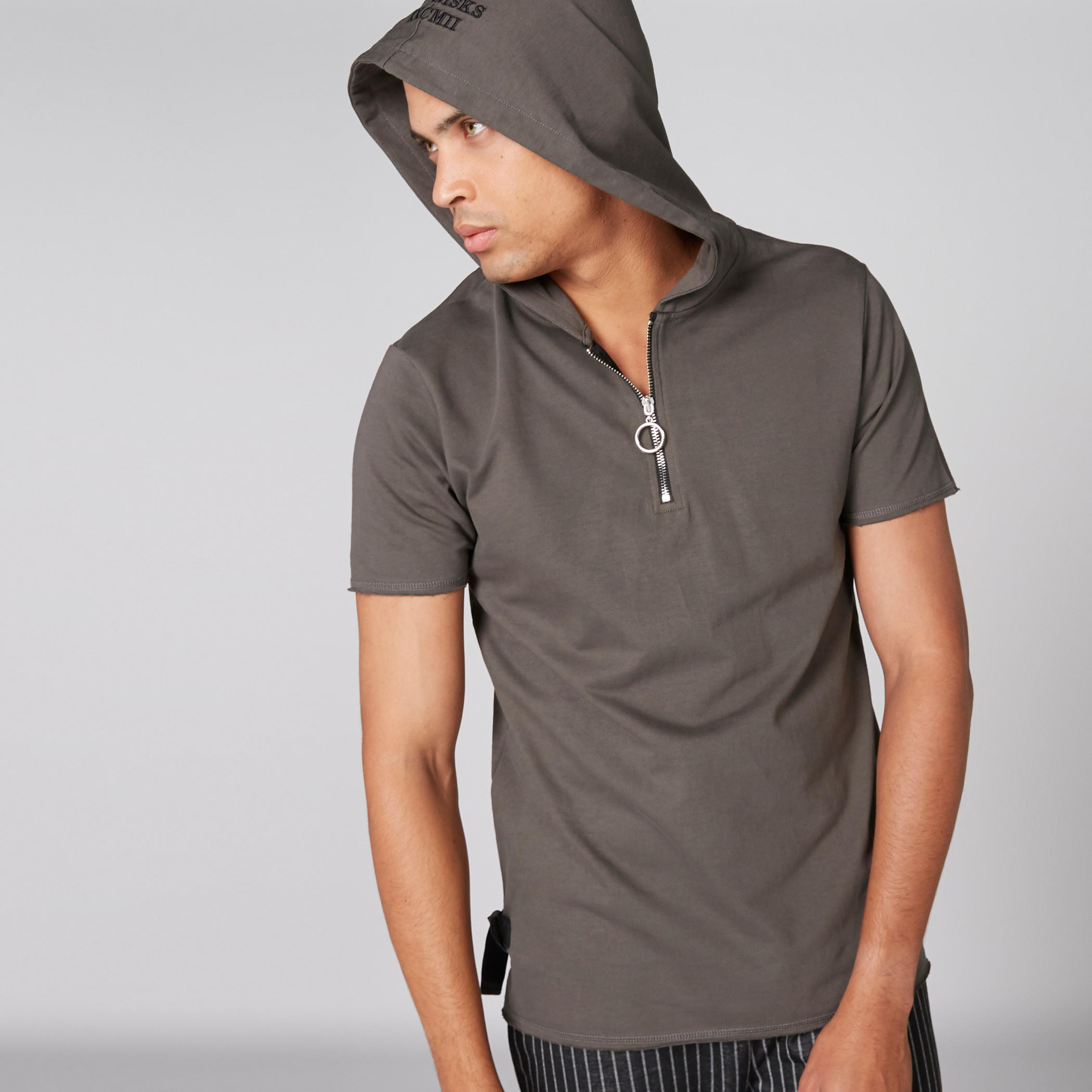 تيشيرت مطرز بأكمام قصيرة وقبعة-men-clothing-tshirtsandpolos-tshirts-image-3