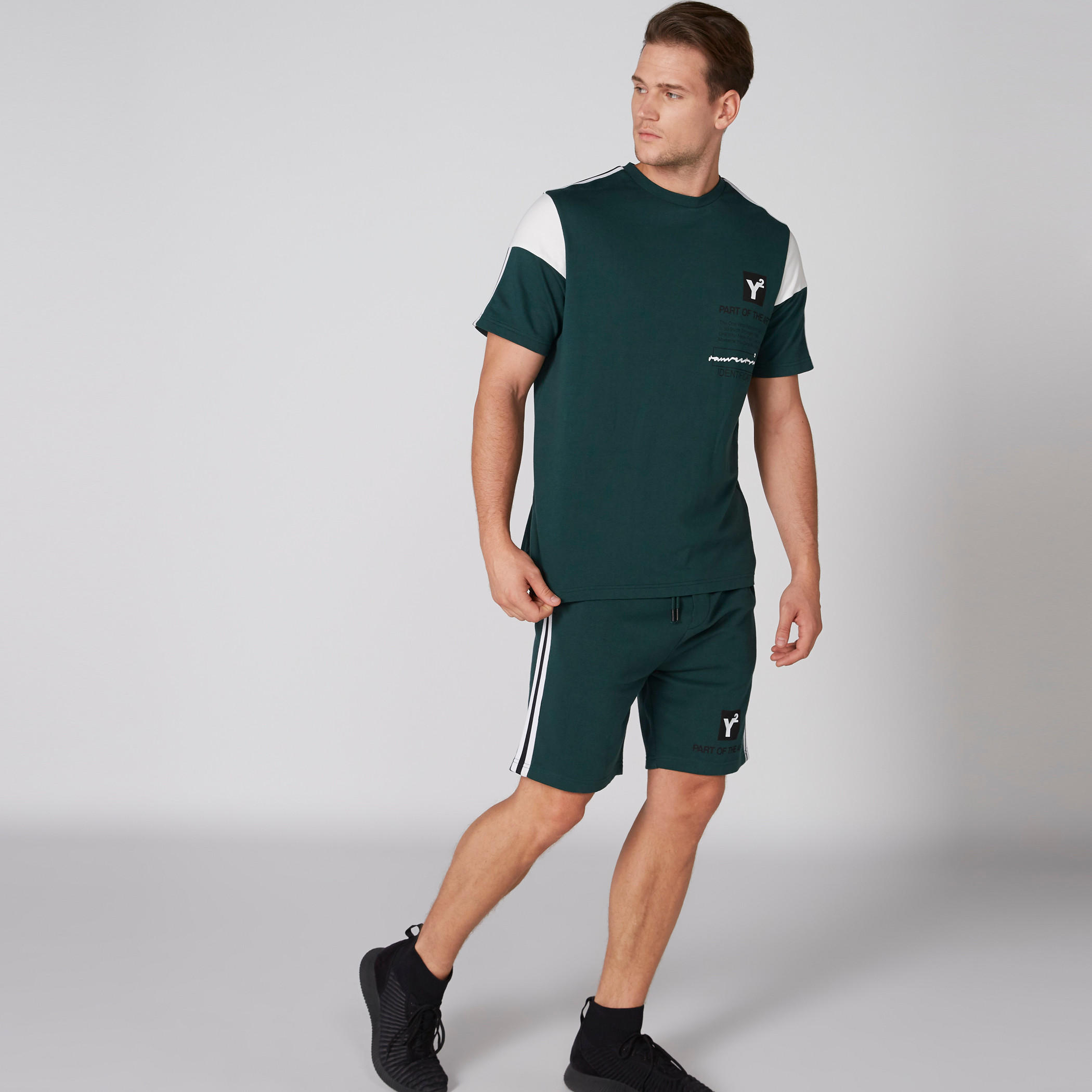 تيشيرت بياقة ضيّقة وأكمام قصيرة وطبعات-men-clothing-tshirtsandpolos-tshirts-image-1