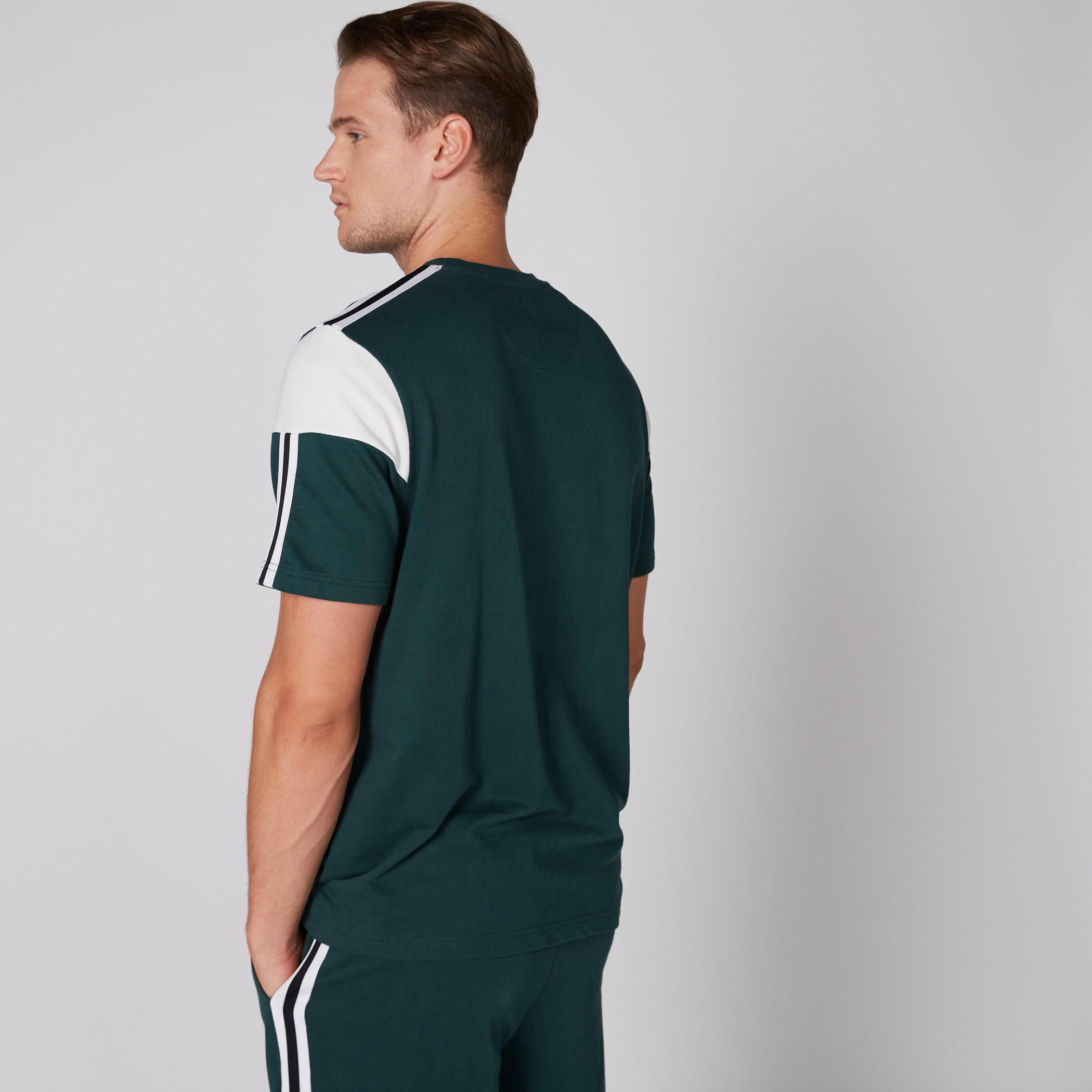 تيشيرت بياقة ضيّقة وأكمام قصيرة وطبعات-men-clothing-tshirtsandpolos-tshirts-image-2