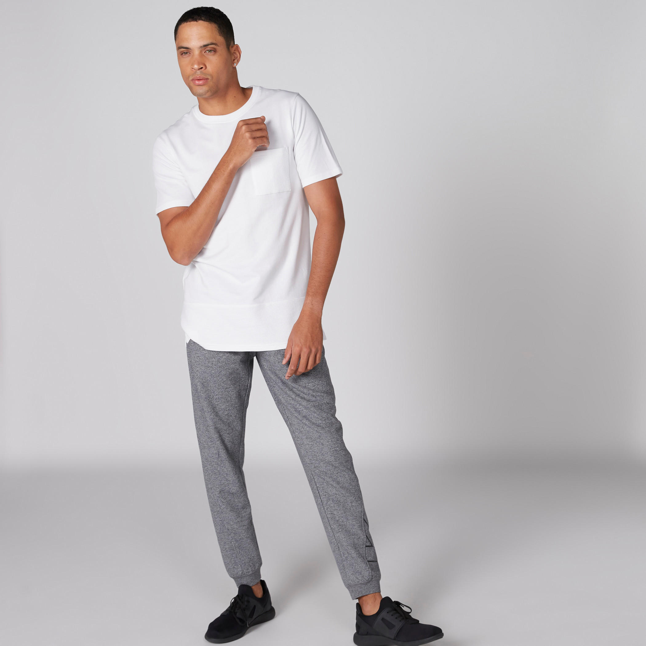 تيشيرت بياقة ضيّقة وأكمام قصيرة وجيوب-men-clothing-tshirtsandpolos-tshirts-image-3