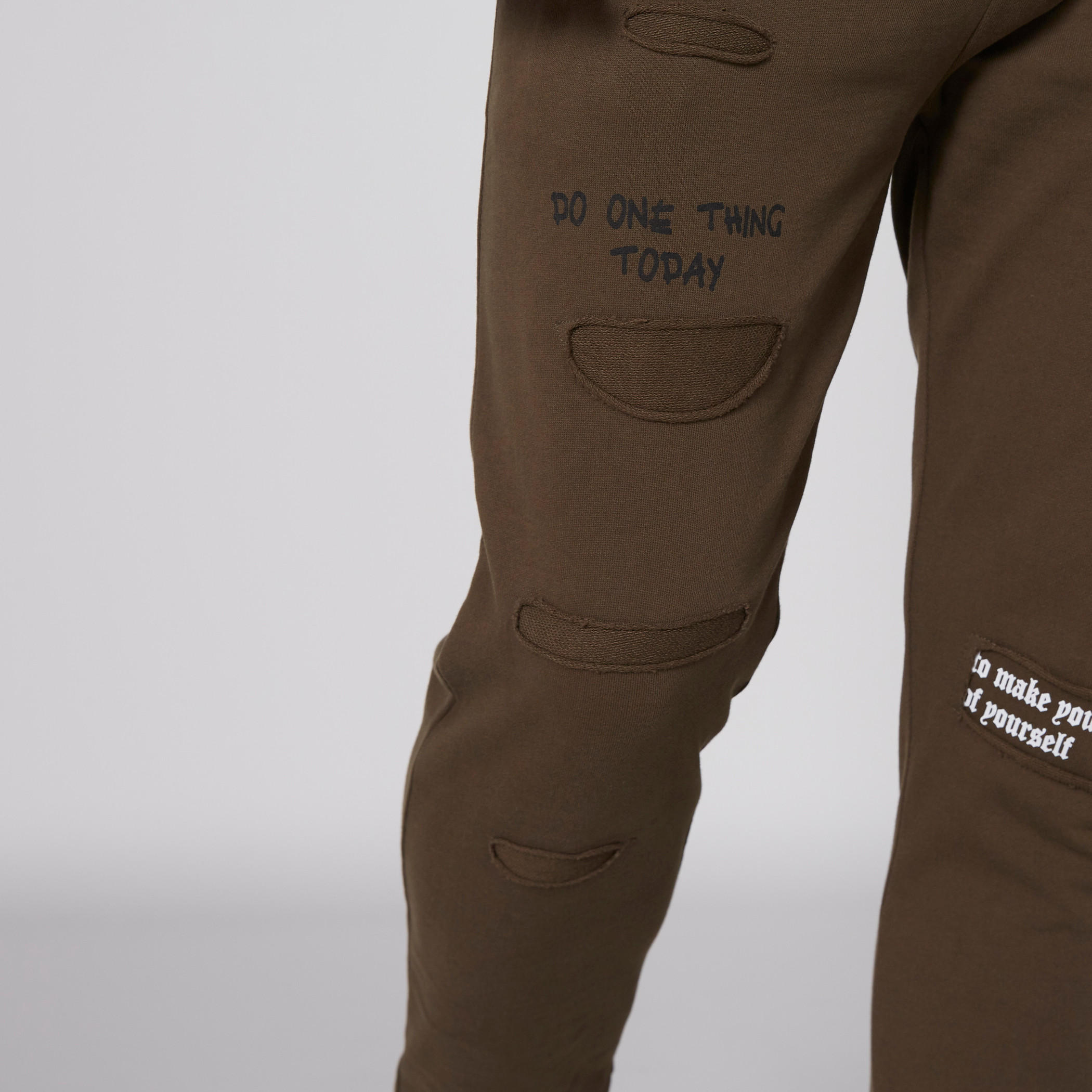 بنطال رياضي طويل بخصر مطّاطي ورباط-men-clothing-bottoms-joggers-image-4