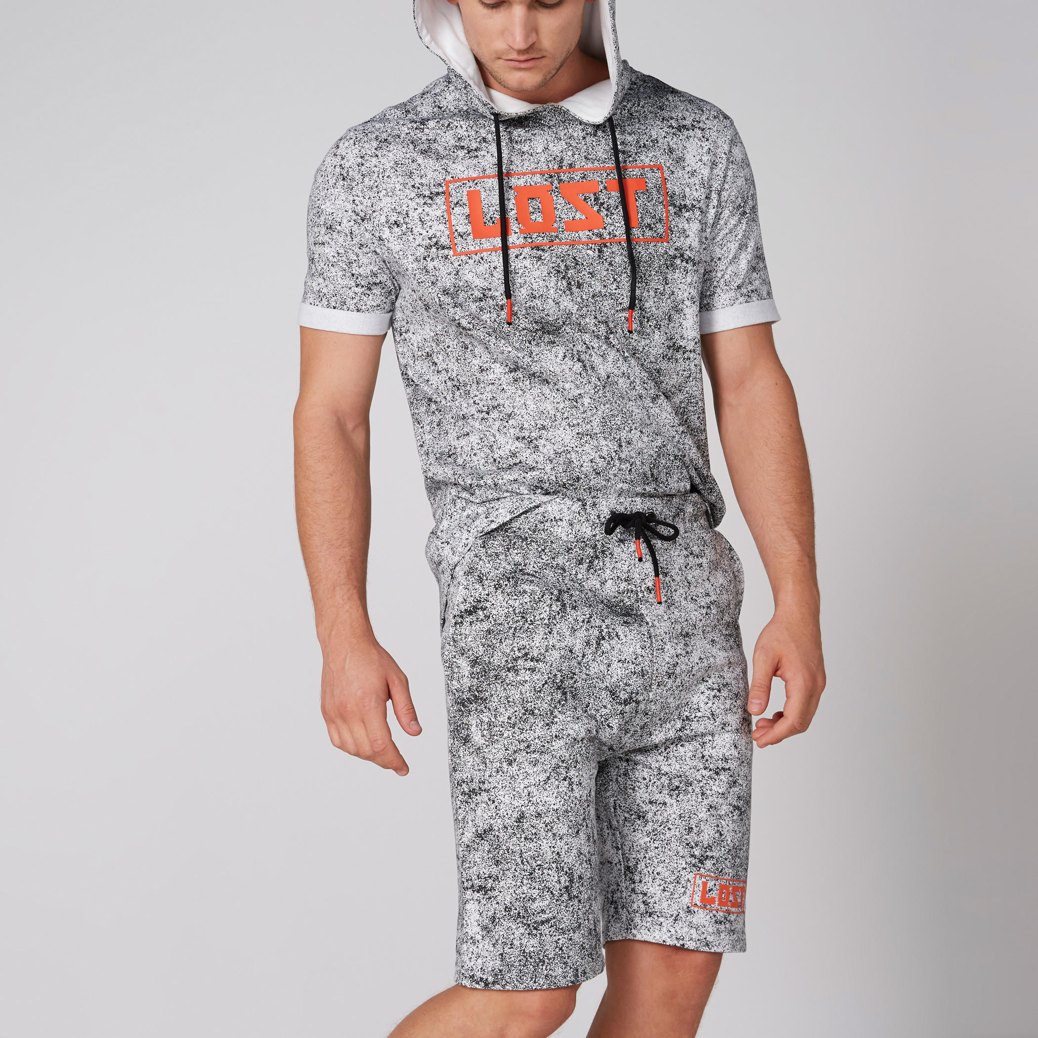 تيشيرت بأكمام قصيرة وطبعات مع قبعة-men-clothing-tshirtsandpolos-tshirts-image-1