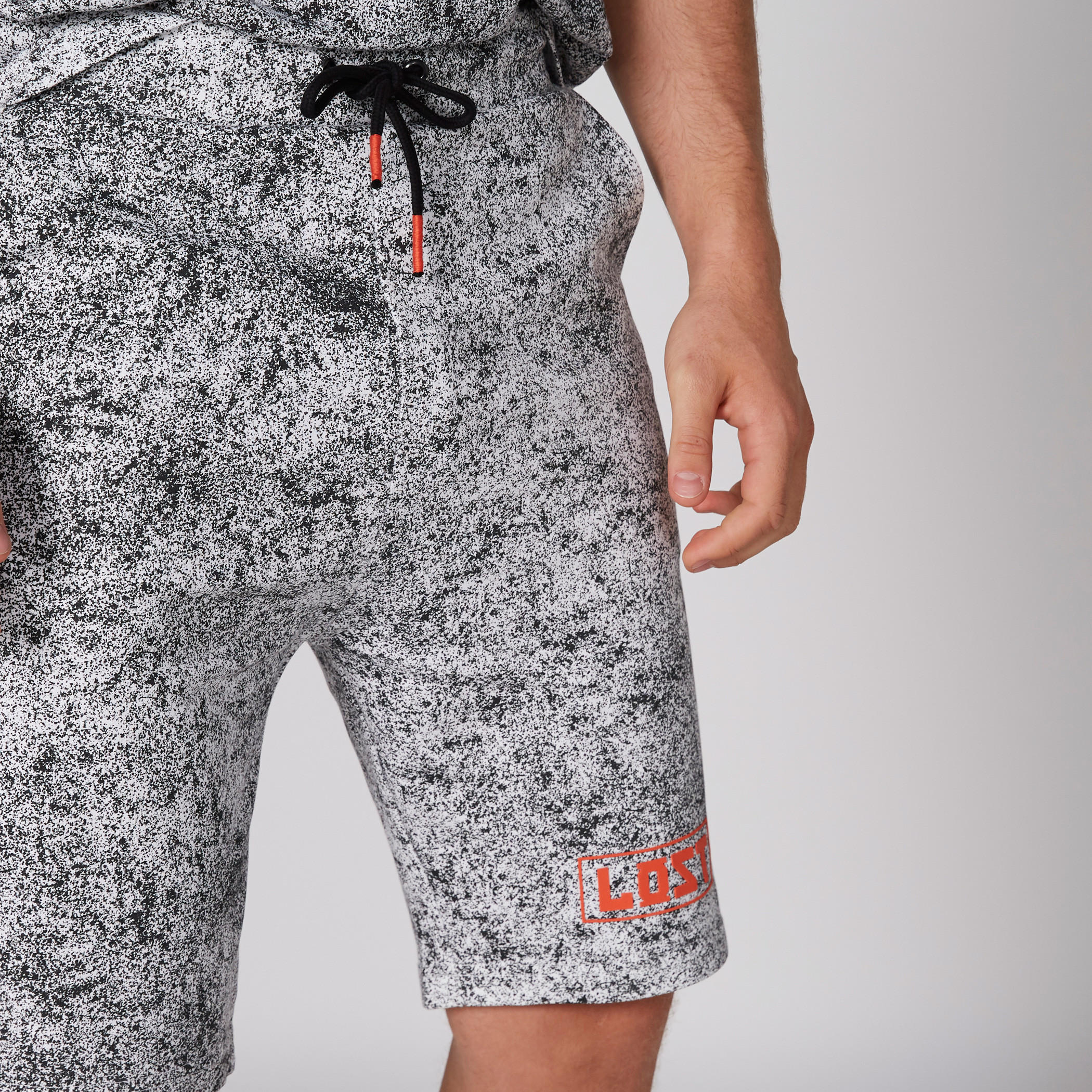 تيشيرت بأكمام قصيرة وطبعات مع قبعة-men-clothing-tshirtsandpolos-tshirts-image-4