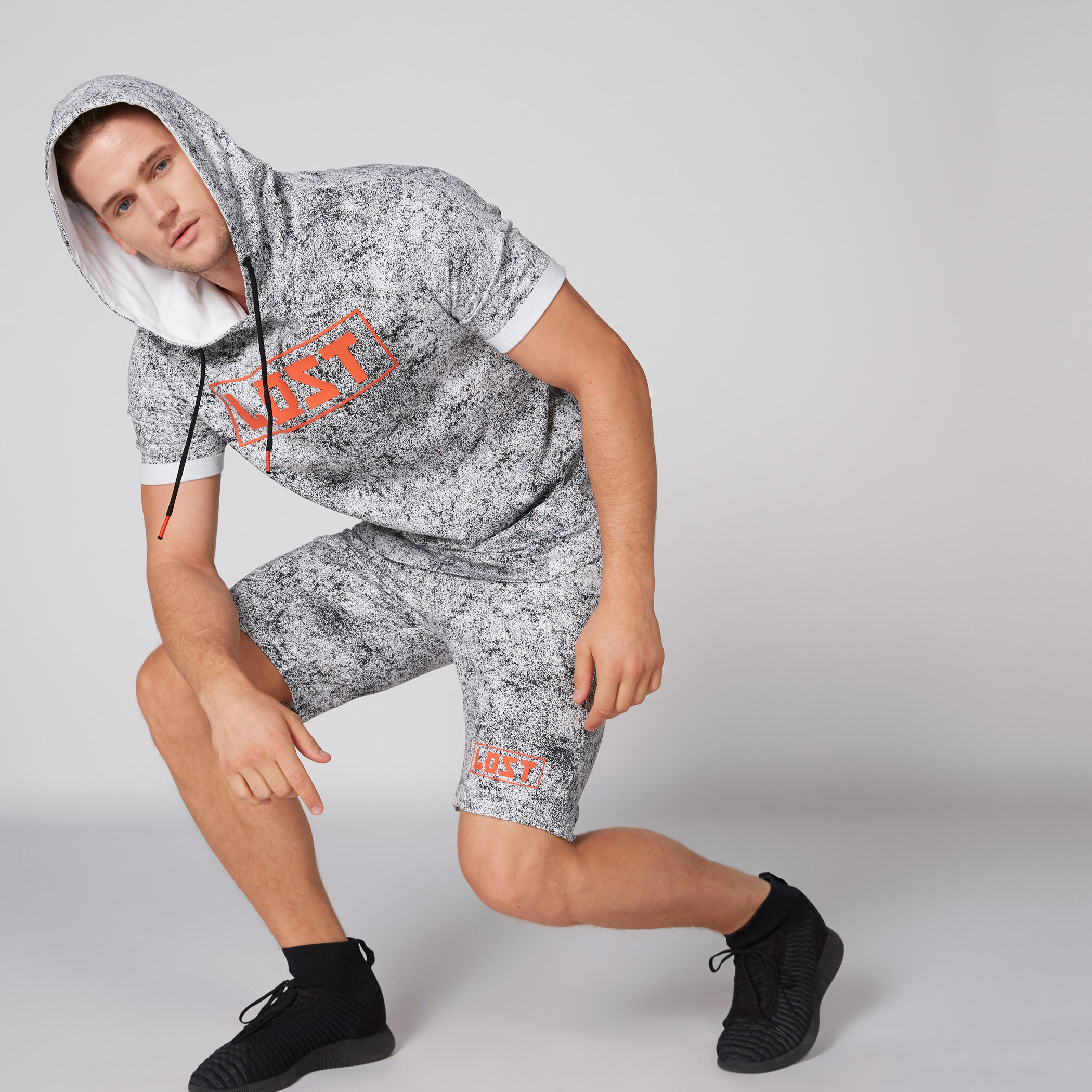 تيشيرت بأكمام قصيرة وطبعات مع قبعة-men-clothing-tshirtsandpolos-tshirts-image-1