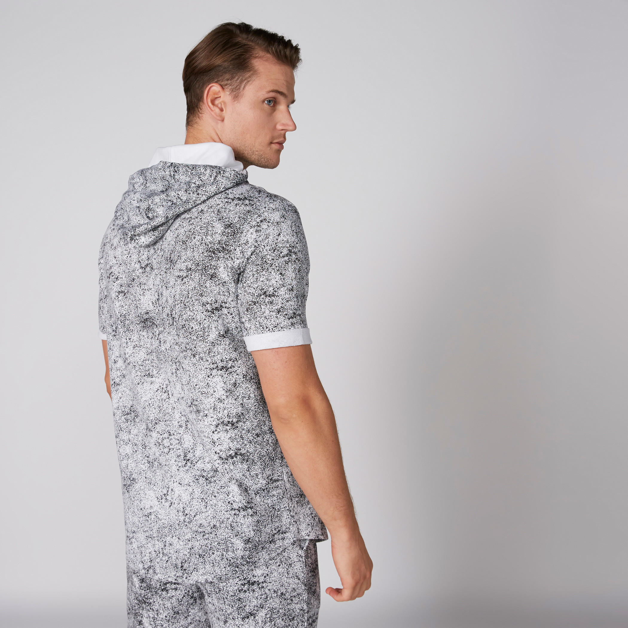 تيشيرت بأكمام قصيرة وطبعات مع قبعة-men-clothing-tshirtsandpolos-tshirts-image-2