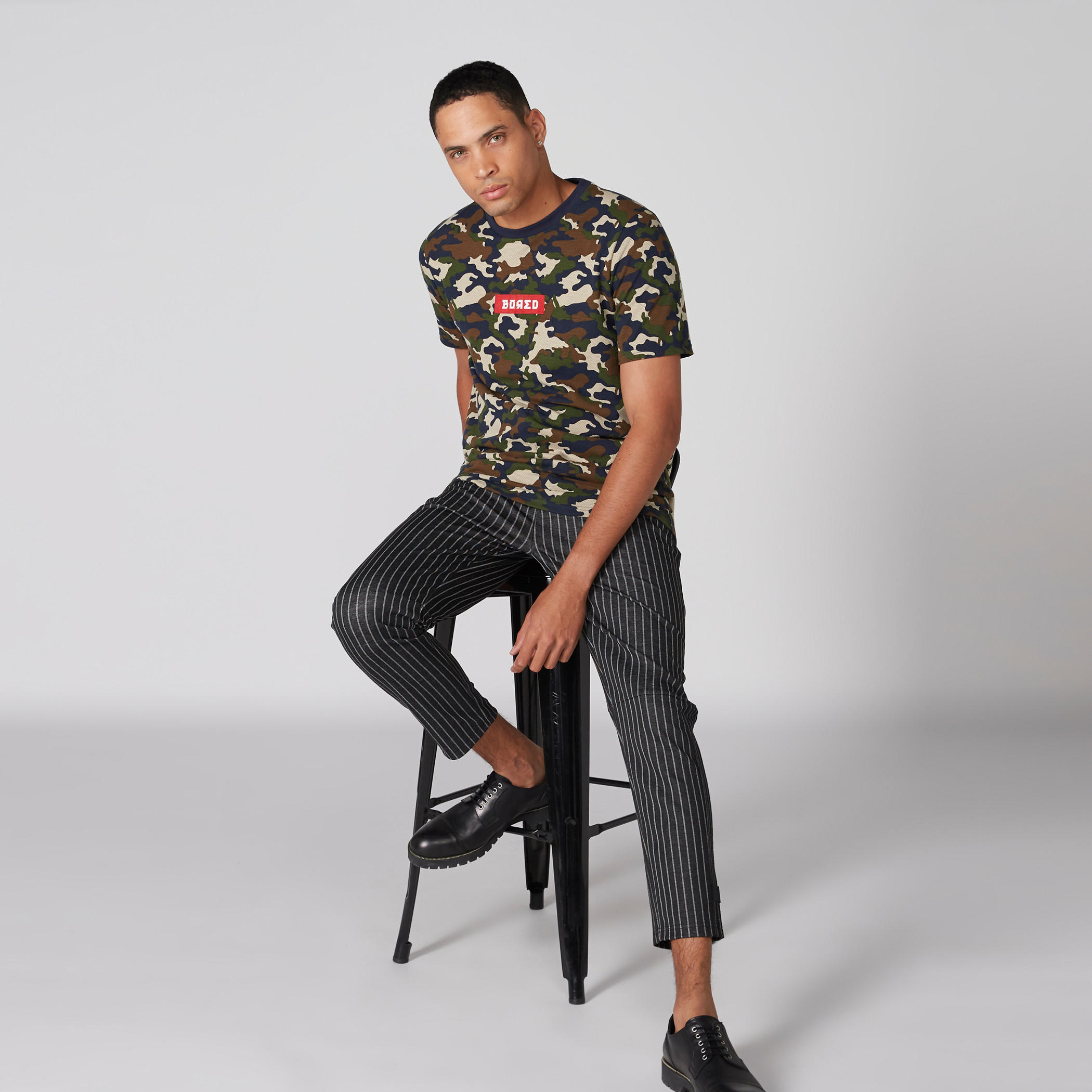 بنطال مقلم بخصر مطّاطي وجيوب-men-clothing-bottoms-trousersandchinos-trousers-image-1