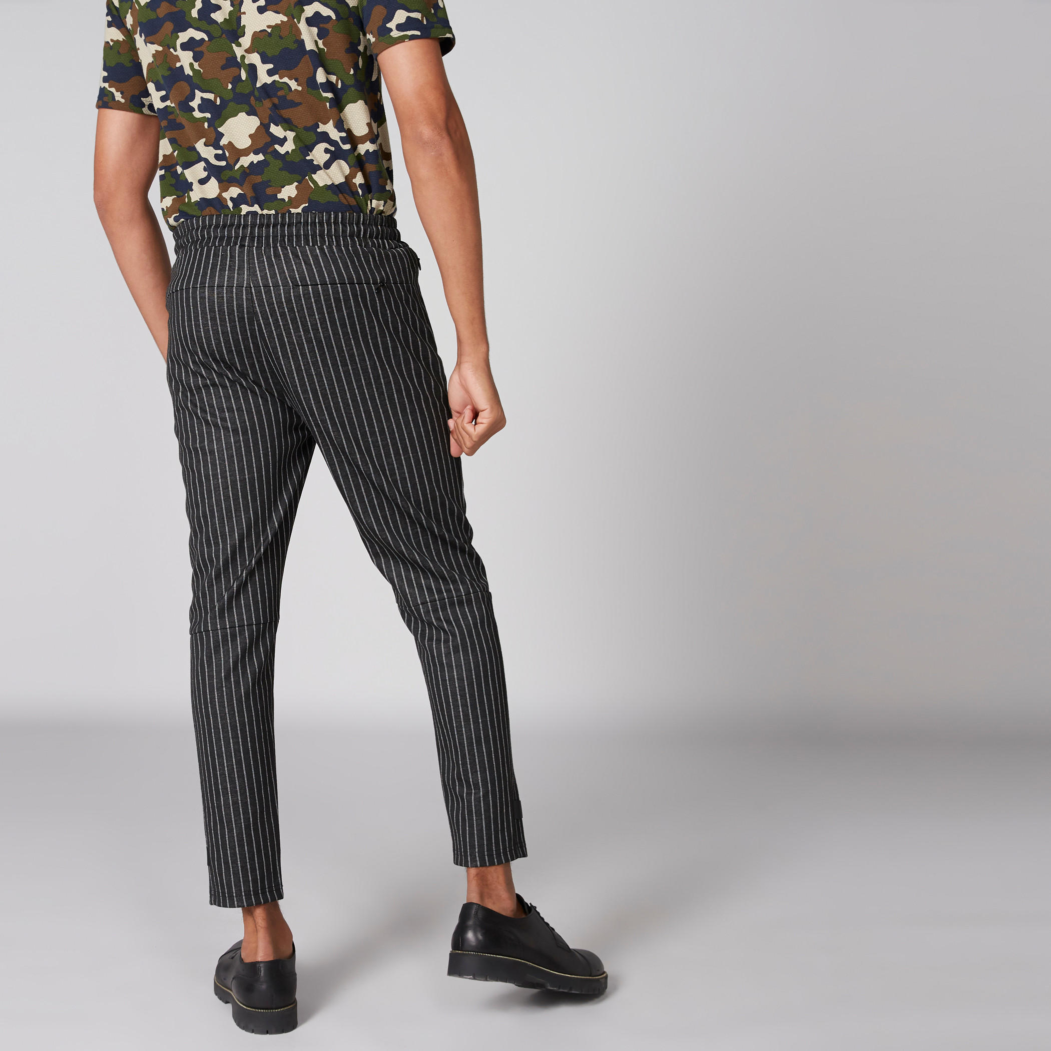 بنطال مقلم بخصر مطّاطي وجيوب-men-clothing-bottoms-trousersandchinos-trousers-image-2
