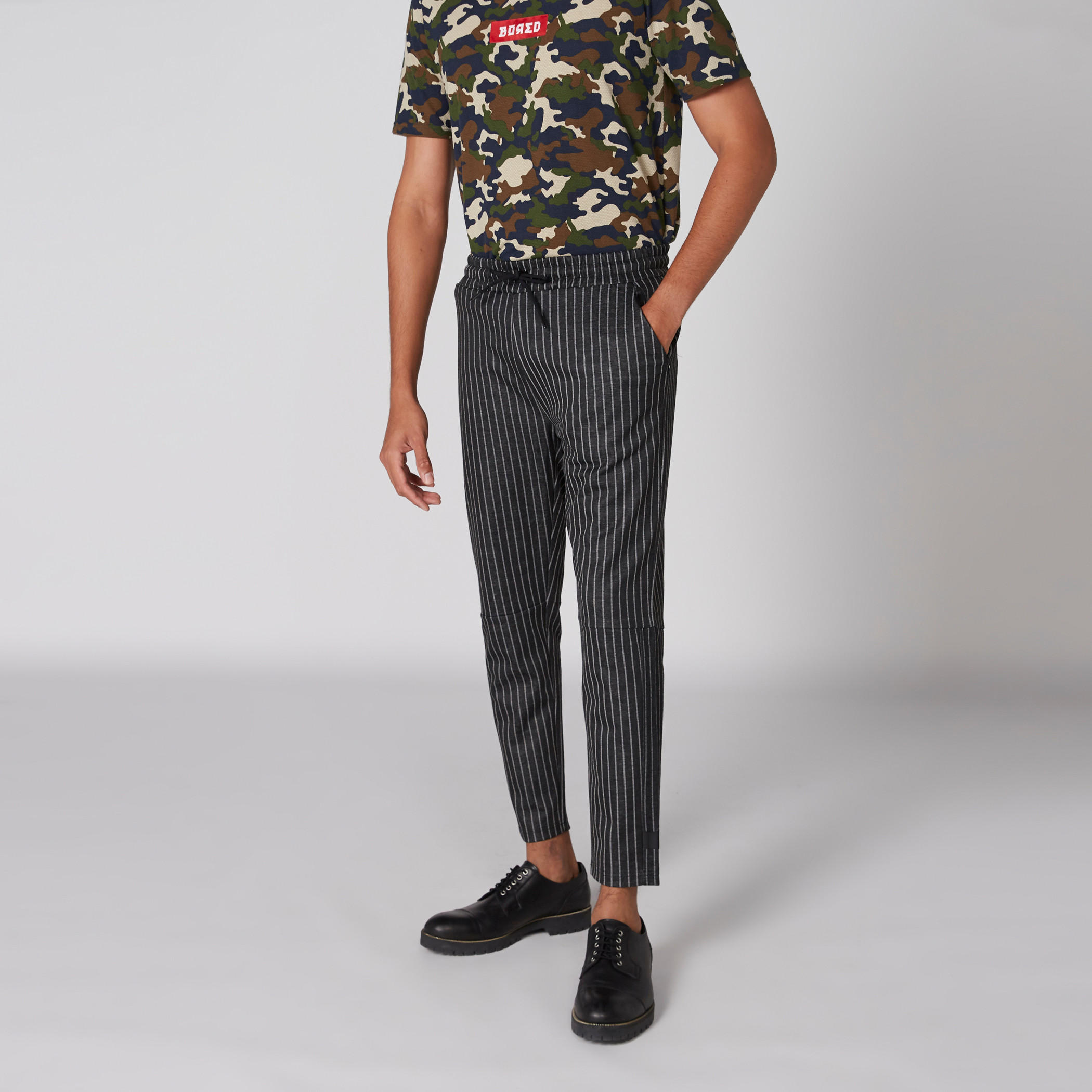 بنطال مقلم بخصر مطّاطي وجيوب-men-clothing-bottoms-trousersandchinos-trousers-image-3