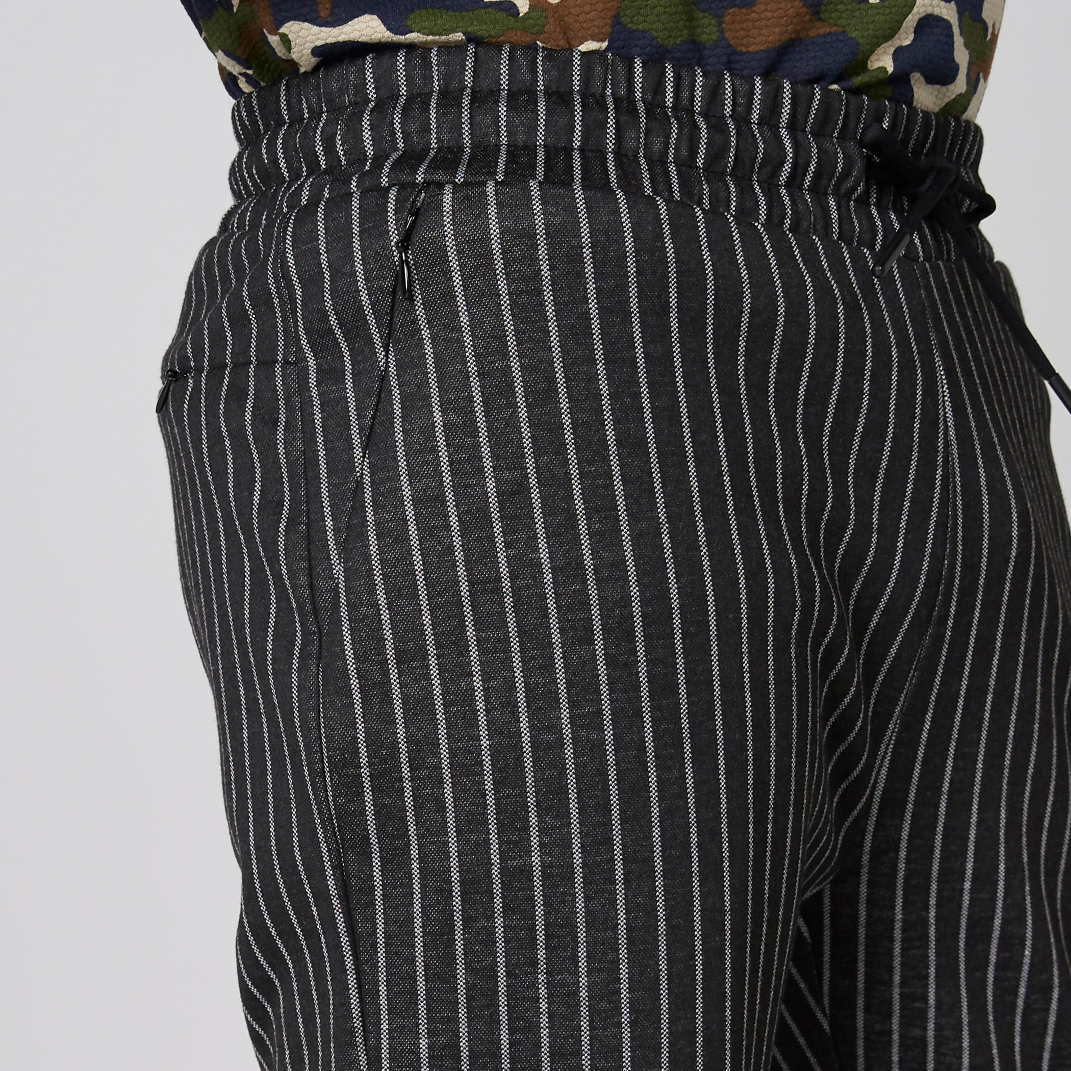 بنطال مقلم بخصر مطّاطي وجيوب-men-clothing-bottoms-trousersandchinos-trousers-image-4