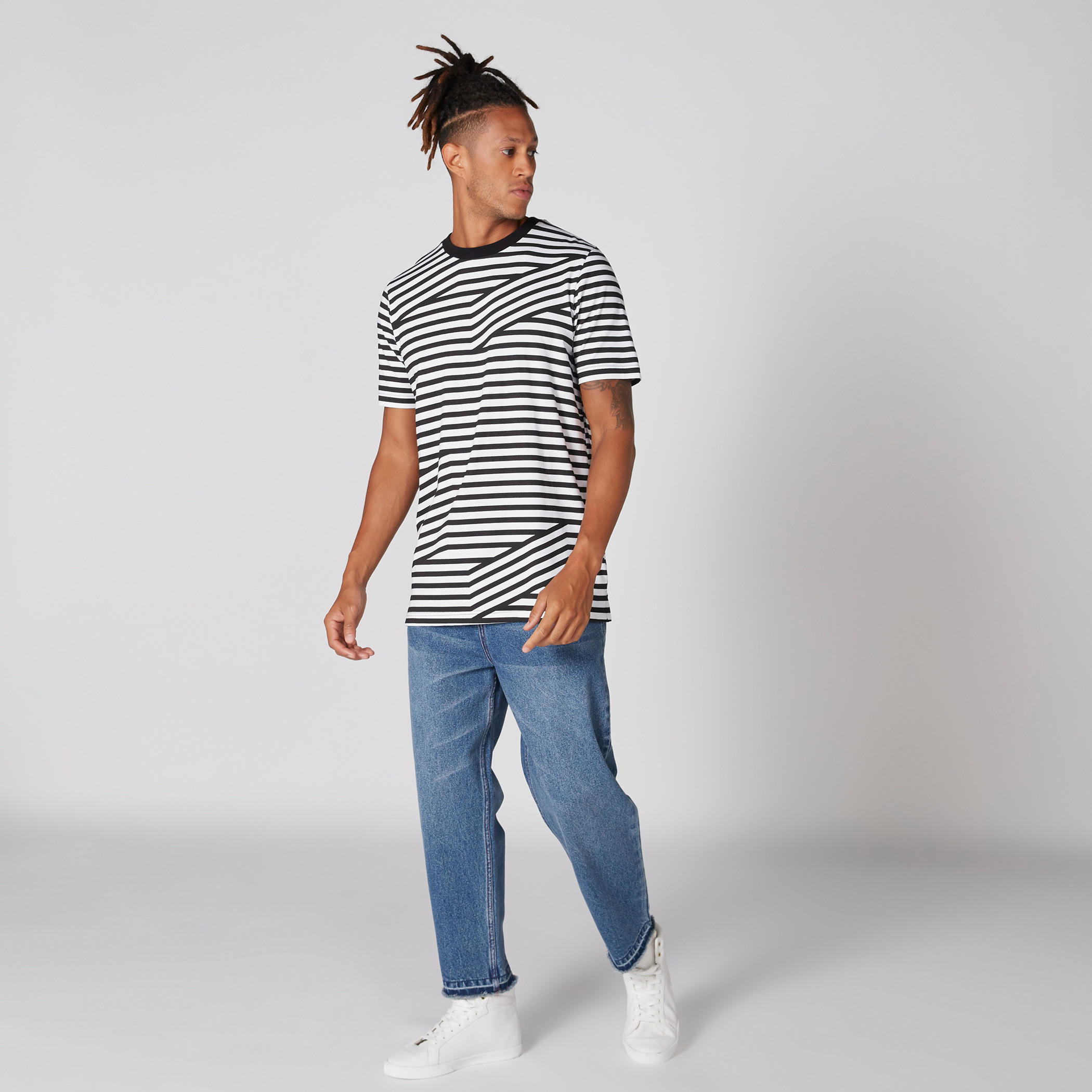 تيشيرت مقلّم بياقة ضيقة وأكمام قصيرة-men-clothing-tshirtsandpolos-tshirts-image-1