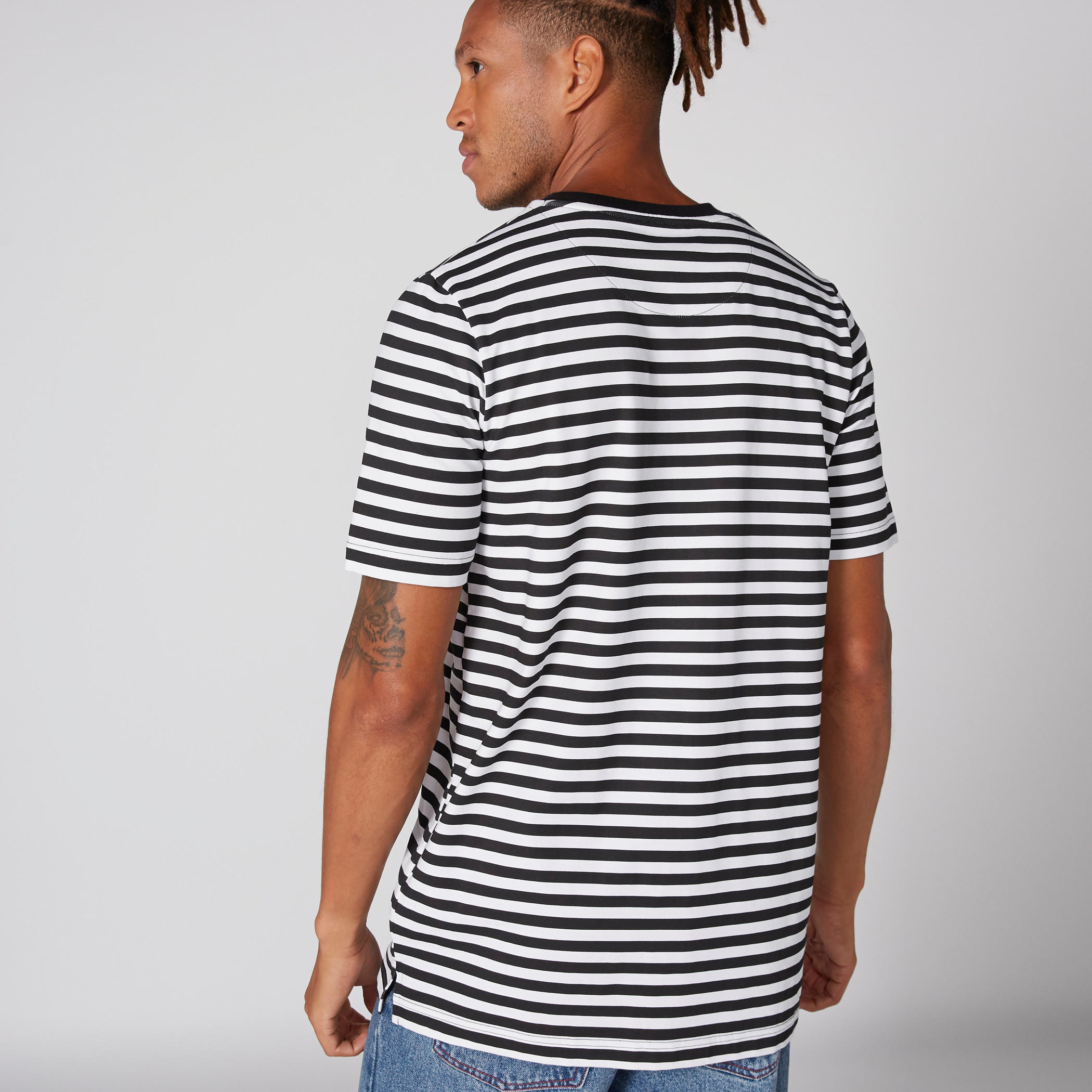 تيشيرت مقلّم بياقة ضيقة وأكمام قصيرة-men-clothing-tshirtsandpolos-tshirts-image-2