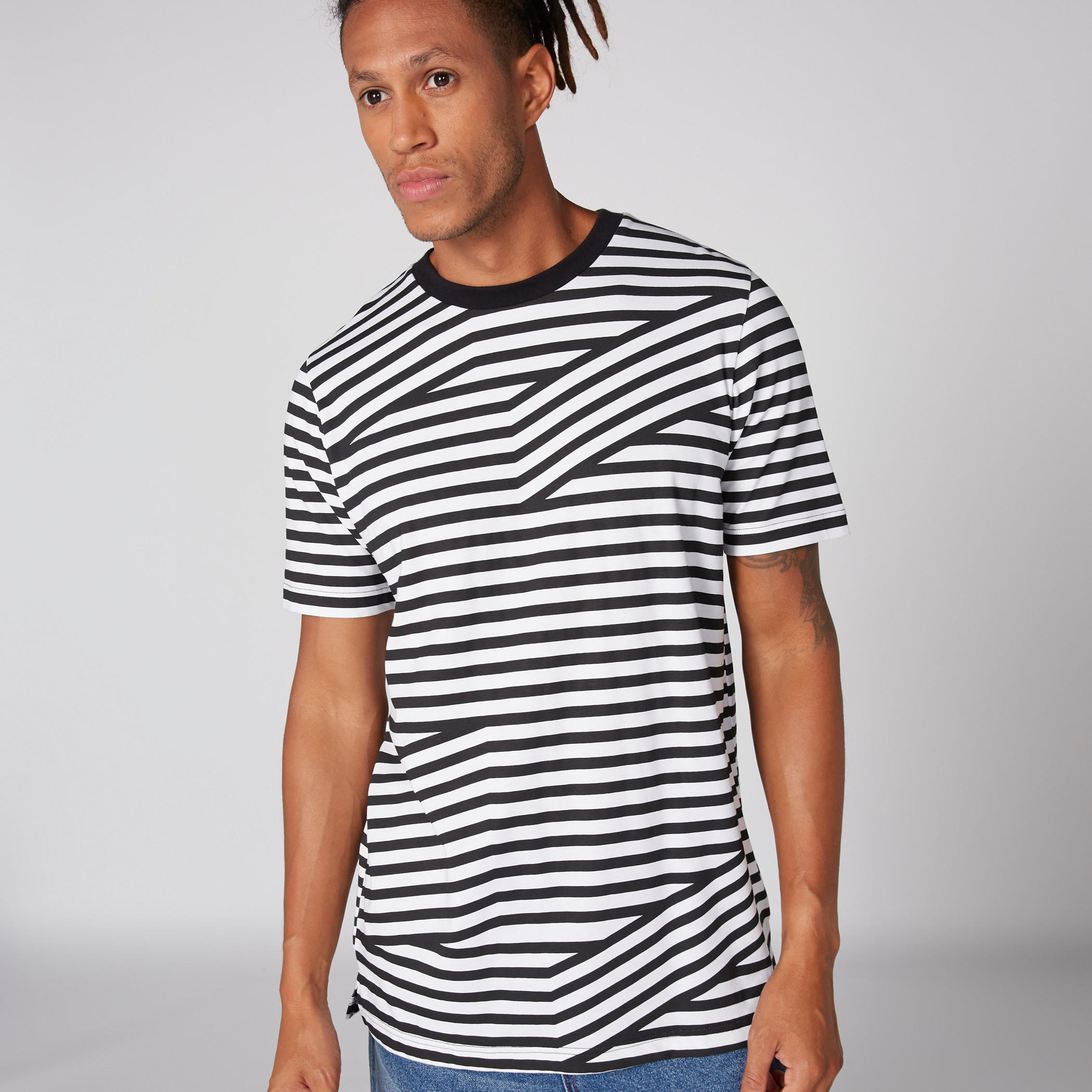 تيشيرت مقلّم بياقة ضيقة وأكمام قصيرة-men-clothing-tshirtsandpolos-tshirts-image-3