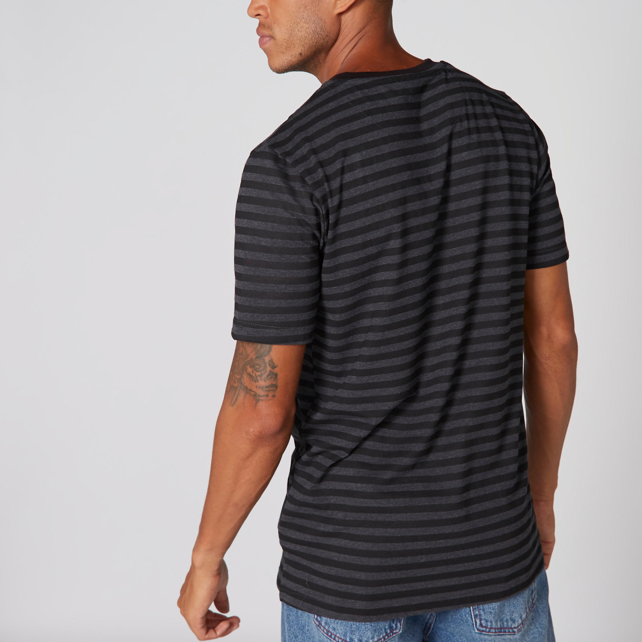 تيشيرت مقلّم بياقة مستديرة وأكمام قصيرة-men-clothing-tshirtsandpolos-tshirts-image-2
