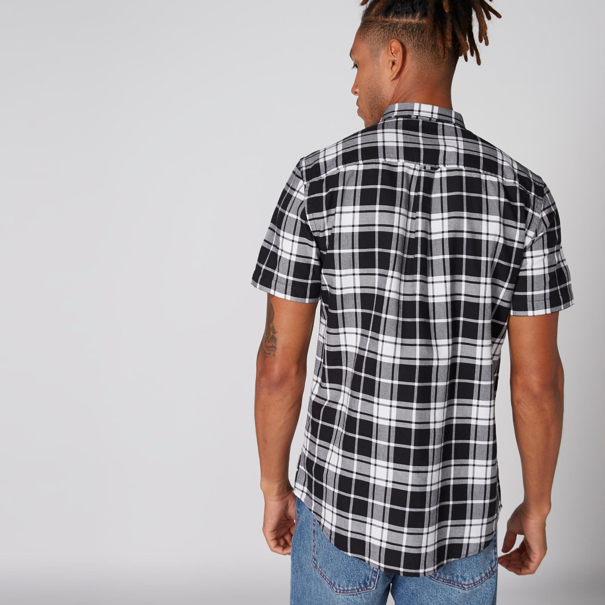 قميص كاروهات بأكمام قصيرة وأزرار-men-clothing-shirts-image-2