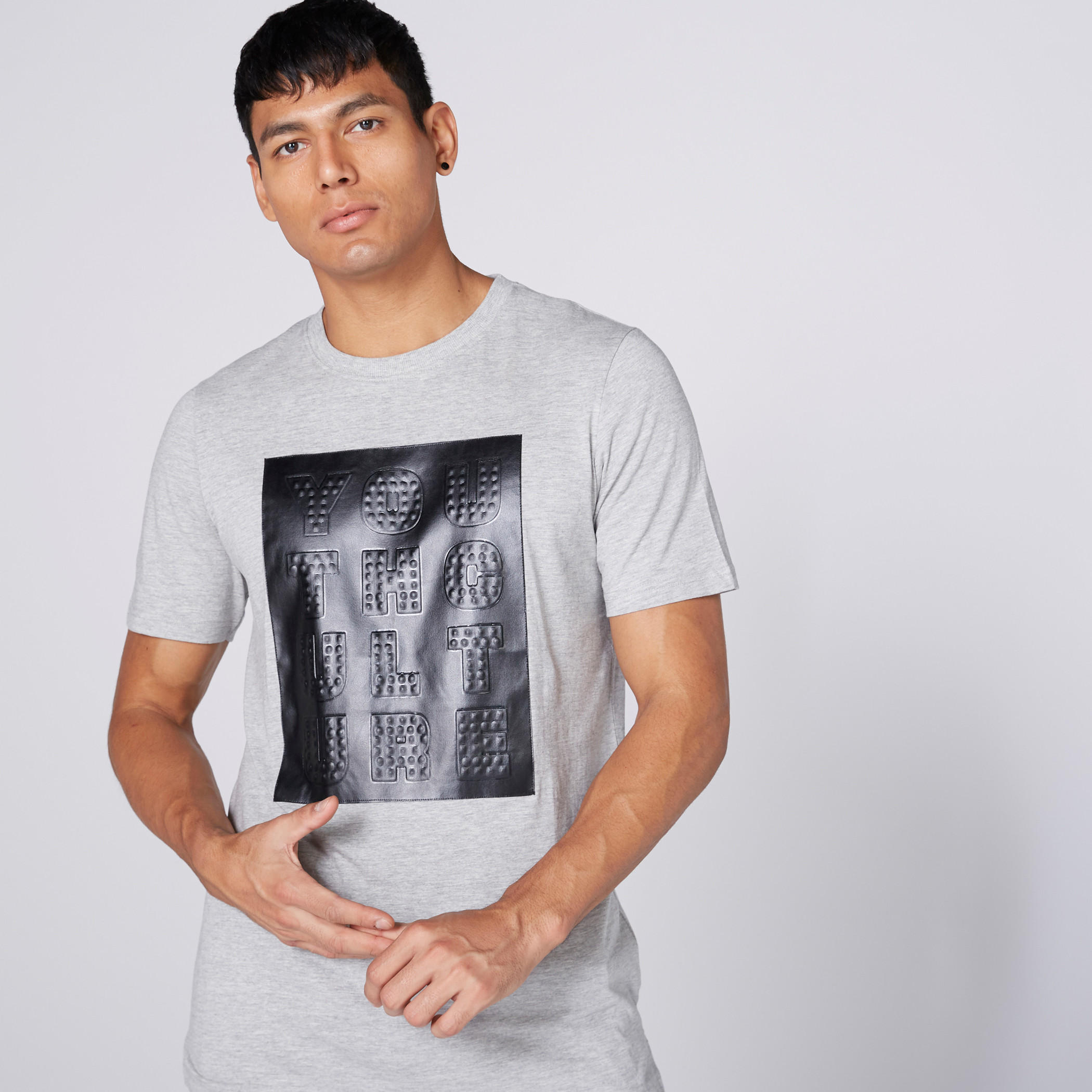 تيشيرت بياقة مستديرة وأكمام قصيرة وطبعات-men-clothing-tshirtsandpolos-tshirts-image-1
