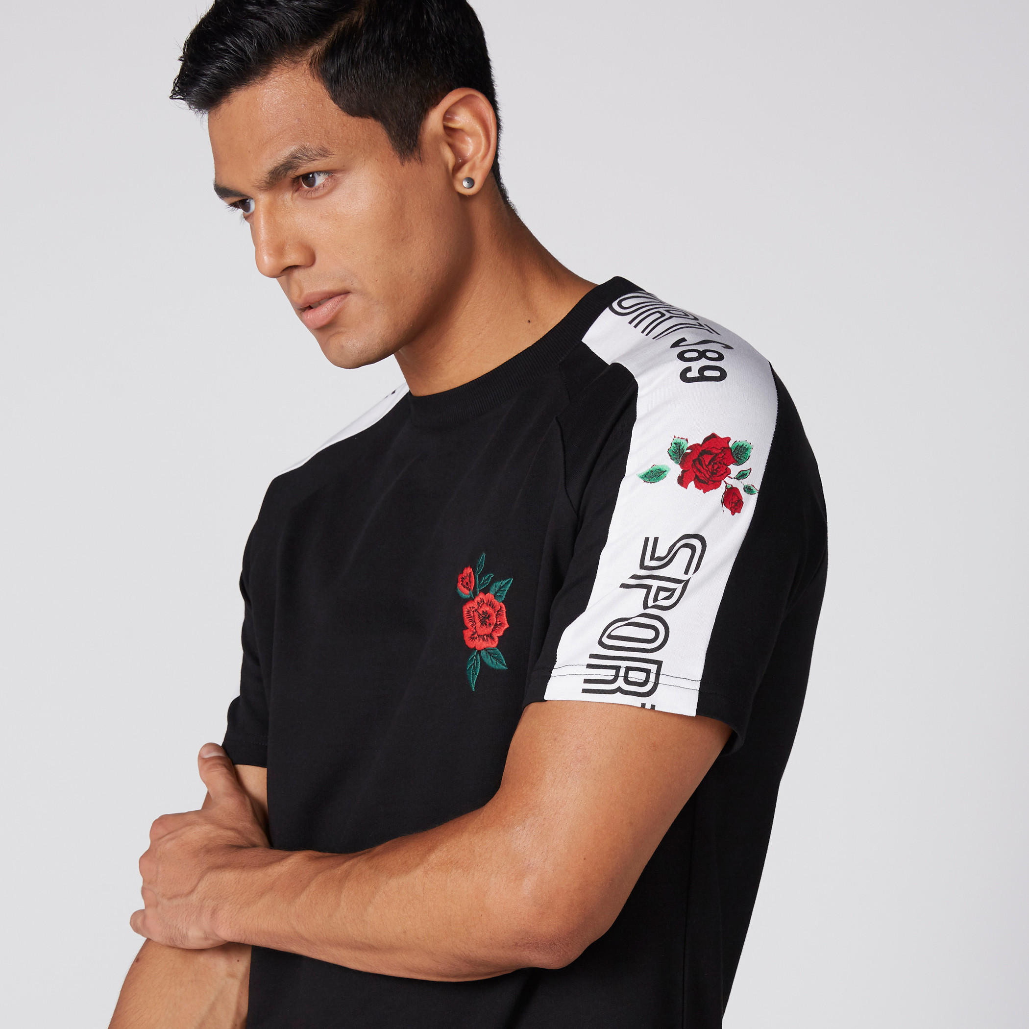 تيشيرت بياقة مستديرة وأكمام قصيرة وطبعات-men-clothing-tshirtsandpolos-tshirts-image-2