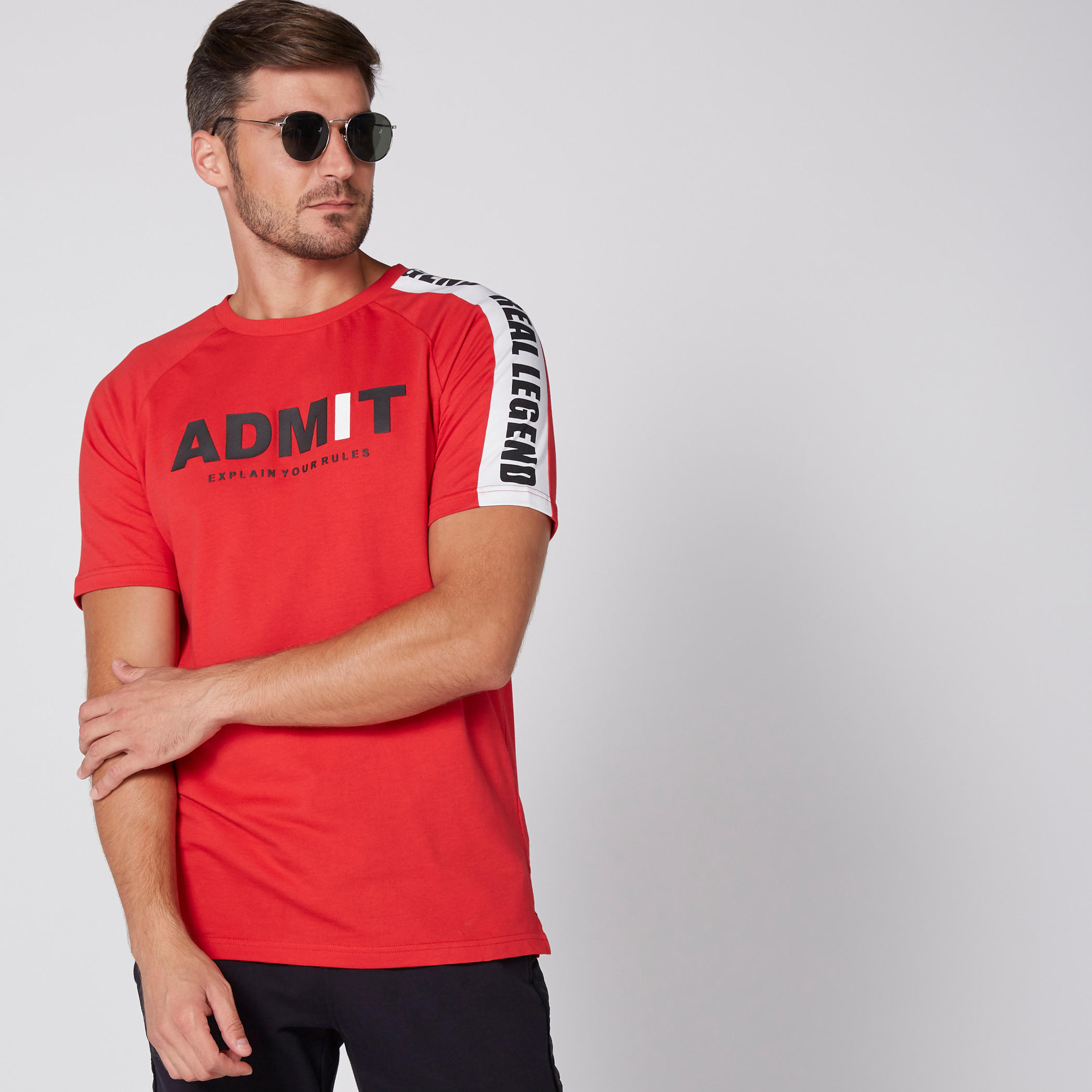 تيشيرت بياقة ضيّقة وأكمام قصيرة وطبعات-men-clothing-tshirtsandpolos-tshirts-image-1