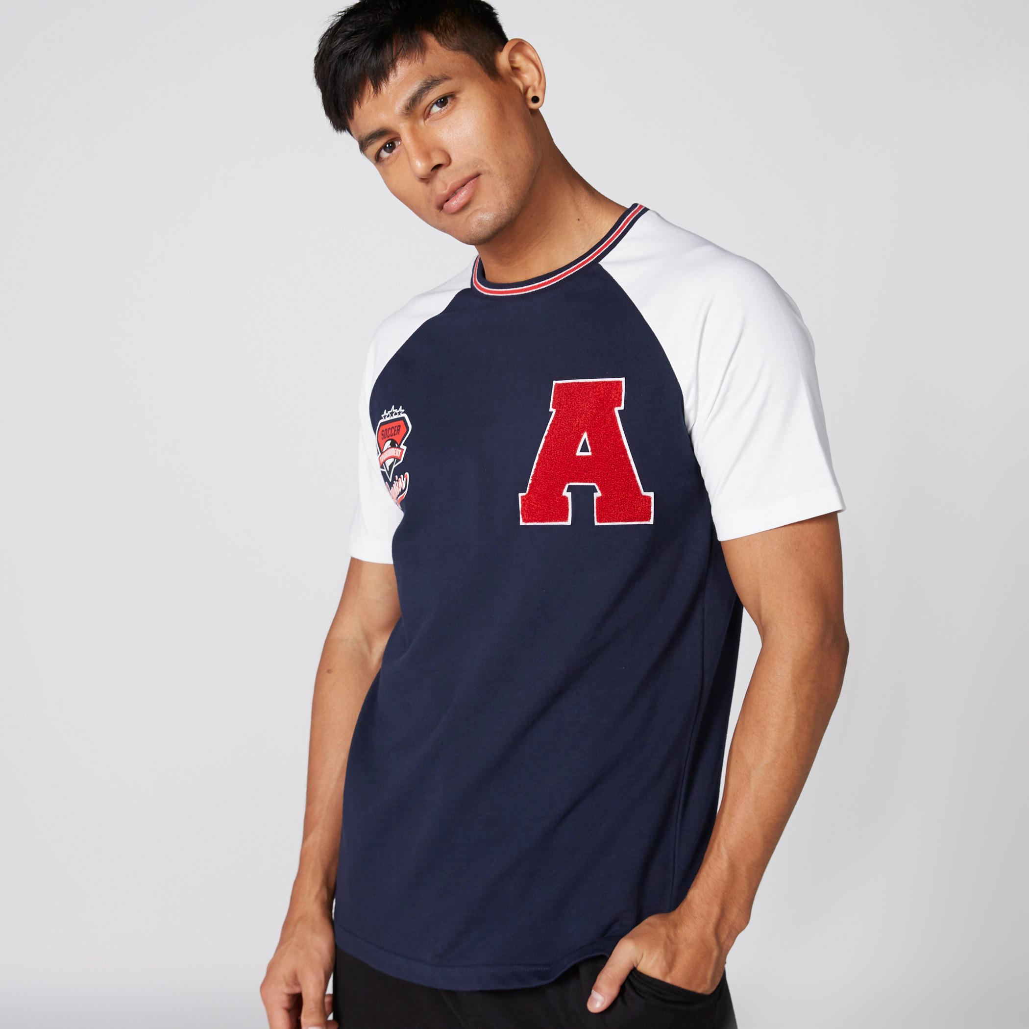 تيشيرت بياقة مستديرة وأكمام مغايرة وتفاصيل مزخرفة-men-clothing-tshirtsandpolos-tshirts-image-1