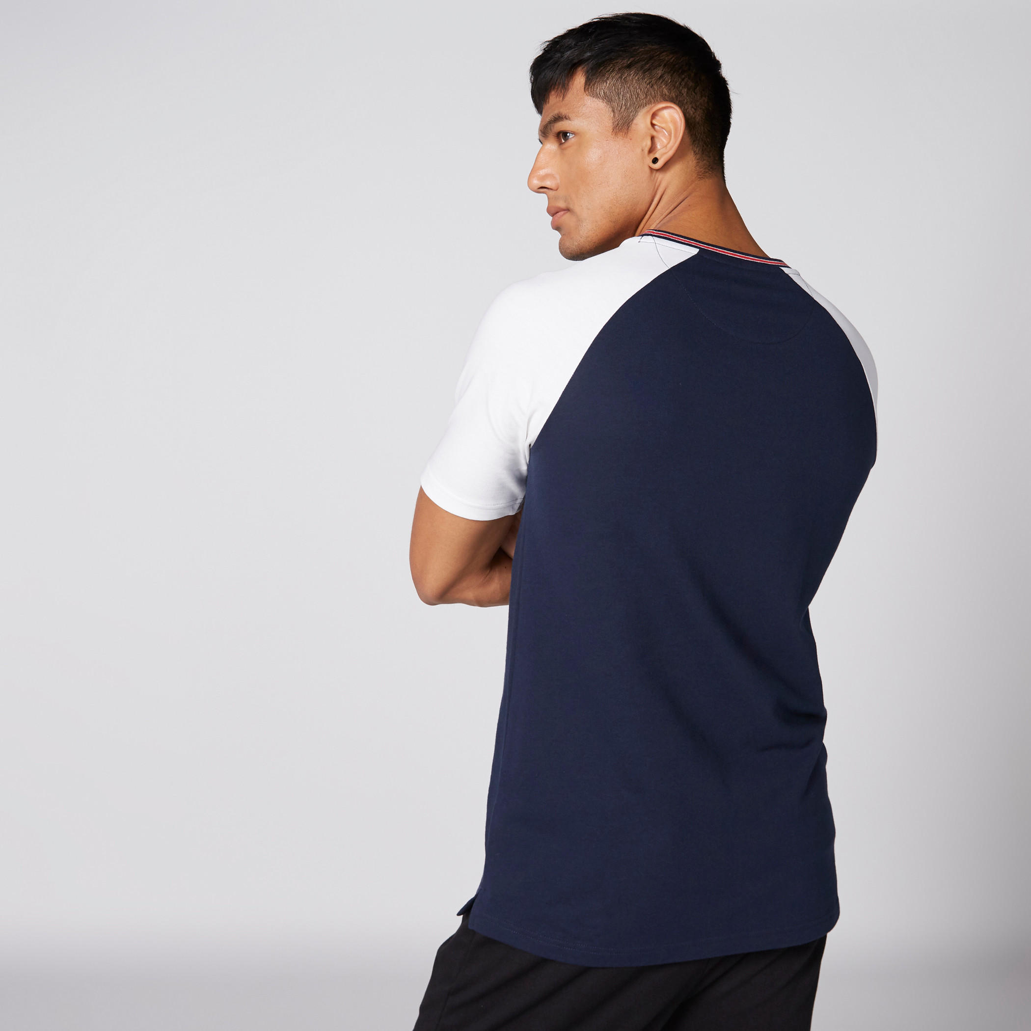 تيشيرت بياقة مستديرة وأكمام مغايرة وتفاصيل مزخرفة-men-clothing-tshirtsandpolos-tshirts-image-2