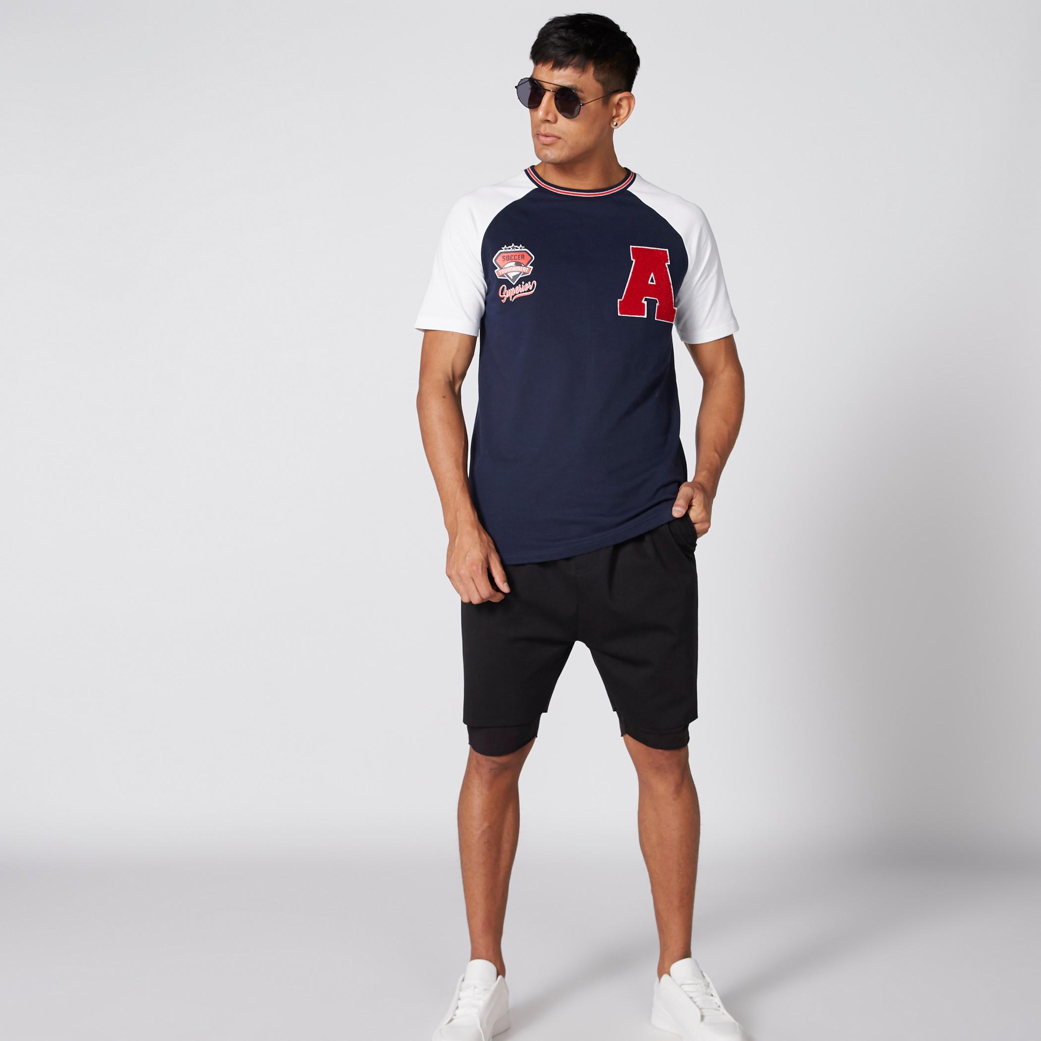تيشيرت بياقة مستديرة وأكمام مغايرة وتفاصيل مزخرفة-men-clothing-tshirtsandpolos-tshirts-image-3