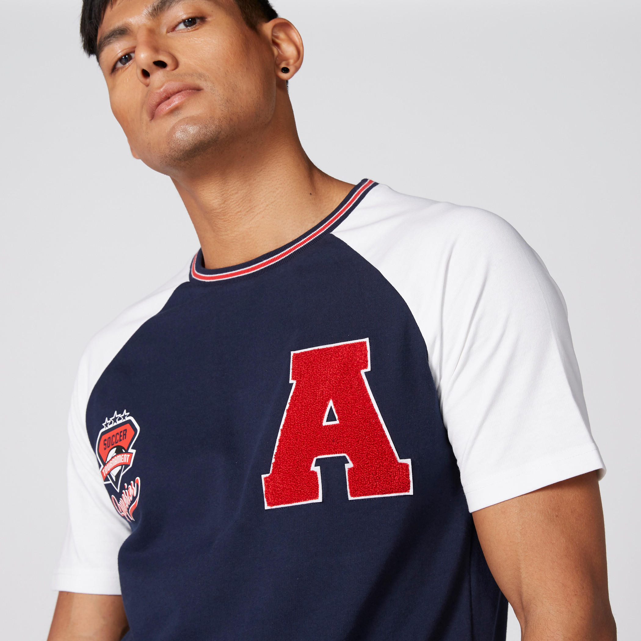 تيشيرت بياقة مستديرة وأكمام مغايرة وتفاصيل مزخرفة-men-clothing-tshirtsandpolos-tshirts-image-4