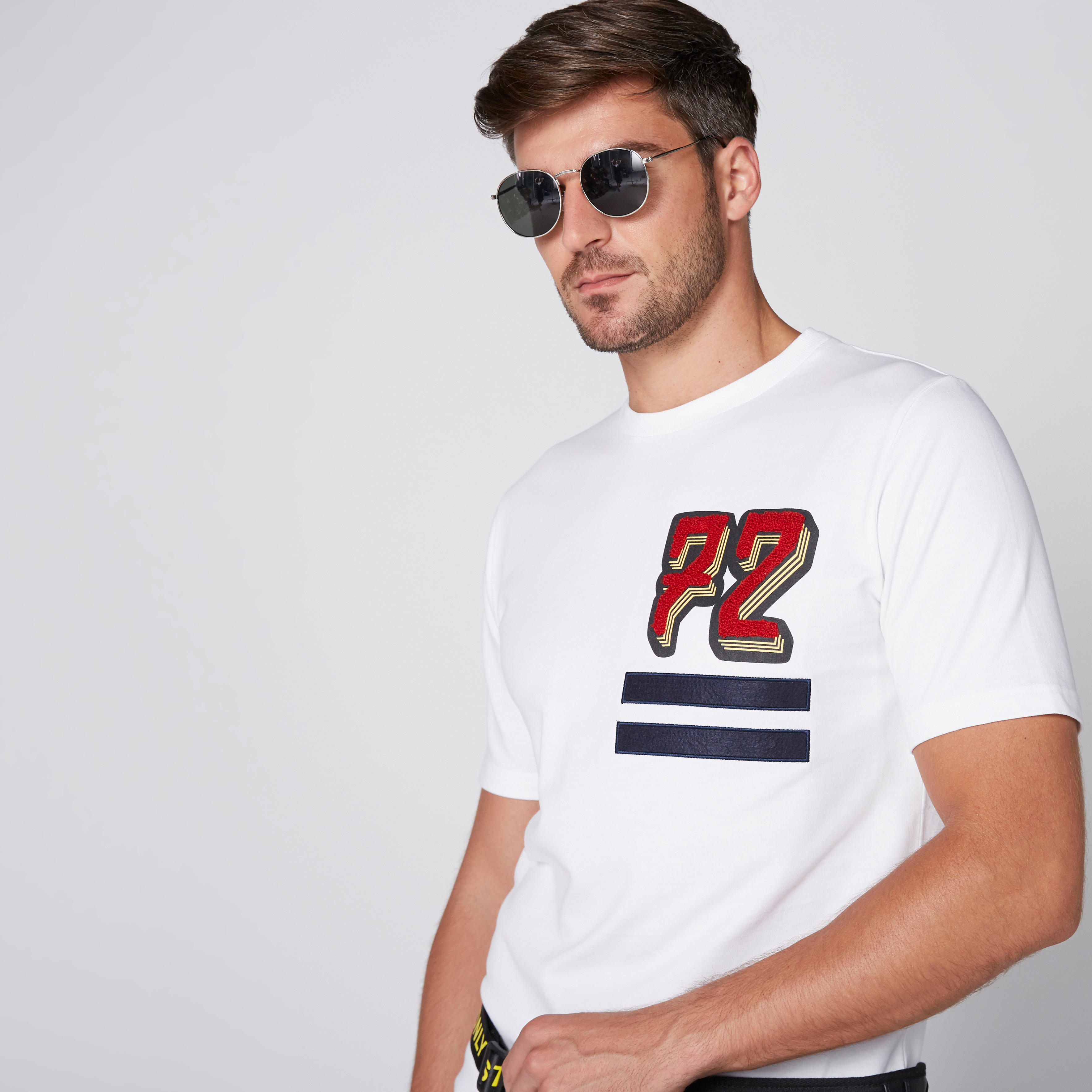 تيشيرت بياقة ضيّقة وأكمام قصيرة وطبعات-men-clothing-tshirtsandpolos-tshirts-image-1