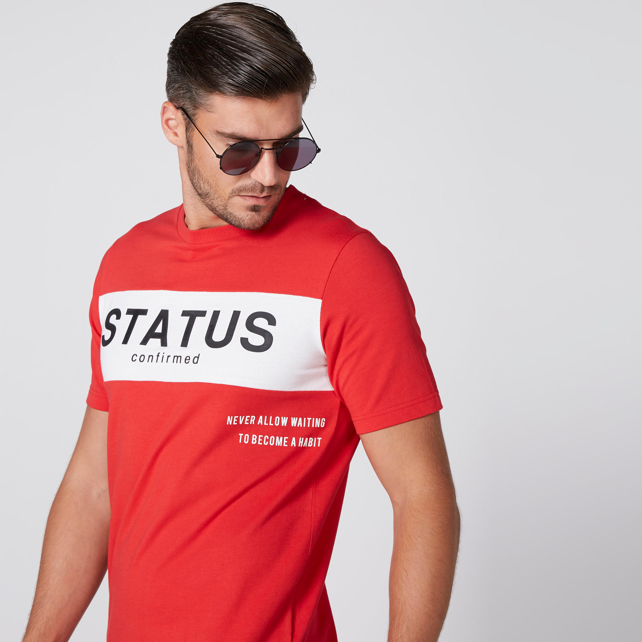 تيشيرت بياقة ضيّقة وأكمام قصيرة وطبعات-men-clothing-tshirtsandpolos-tshirts-image-1