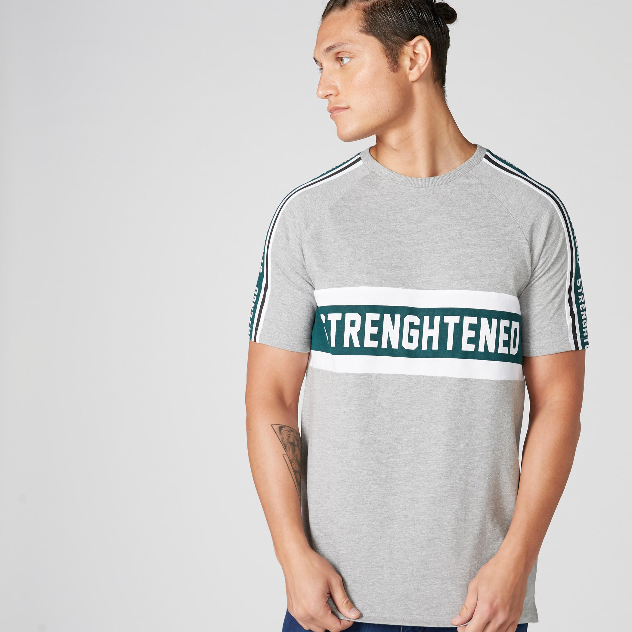 تيشيرت بياقة ضيّقة وأكمام قصيرة وطبعات-men-clothing-tshirtsandpolos-tshirts-image-3
