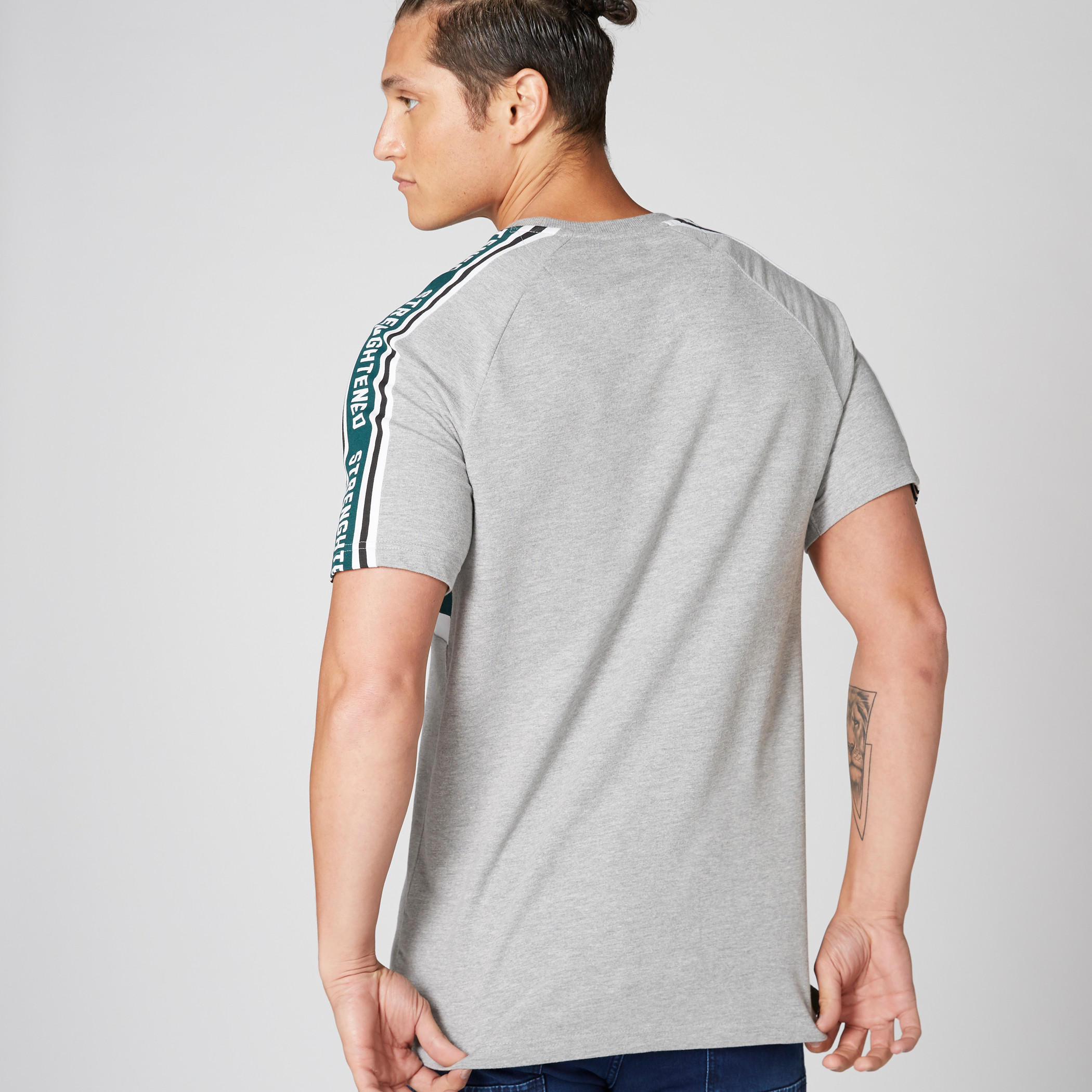 تيشيرت بياقة ضيّقة وأكمام قصيرة وطبعات-men-clothing-tshirtsandpolos-tshirts-image-2