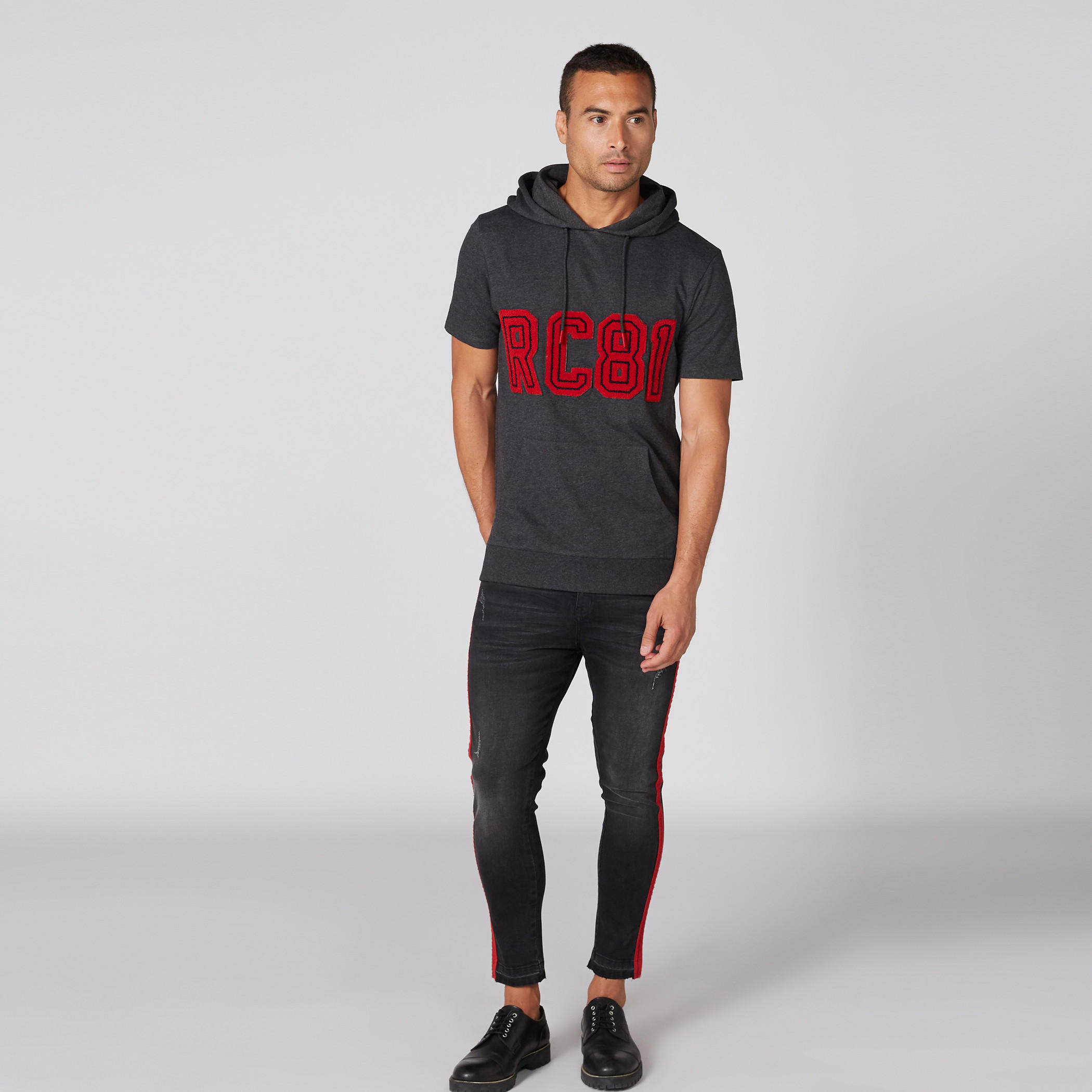 سويت شيرت بأكمام قصيرة وتزيينات وقبعة-men-clothing-tshirtsandpolos-tshirts-image-1