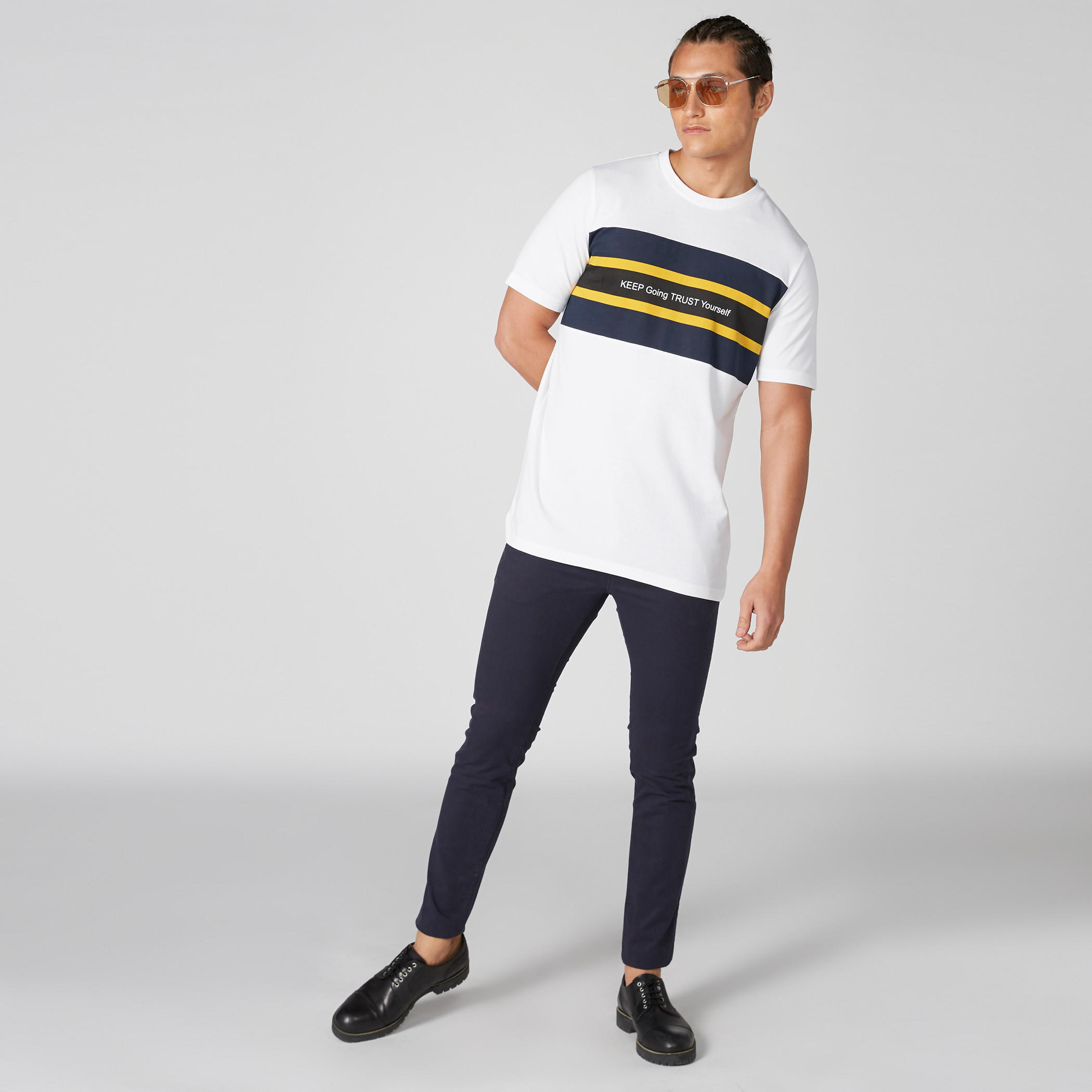 تيشيرت بياقة ضيّقة وأكمام قصيرة وطبعات-men-clothing-tshirtsandpolos-tshirts-image-4