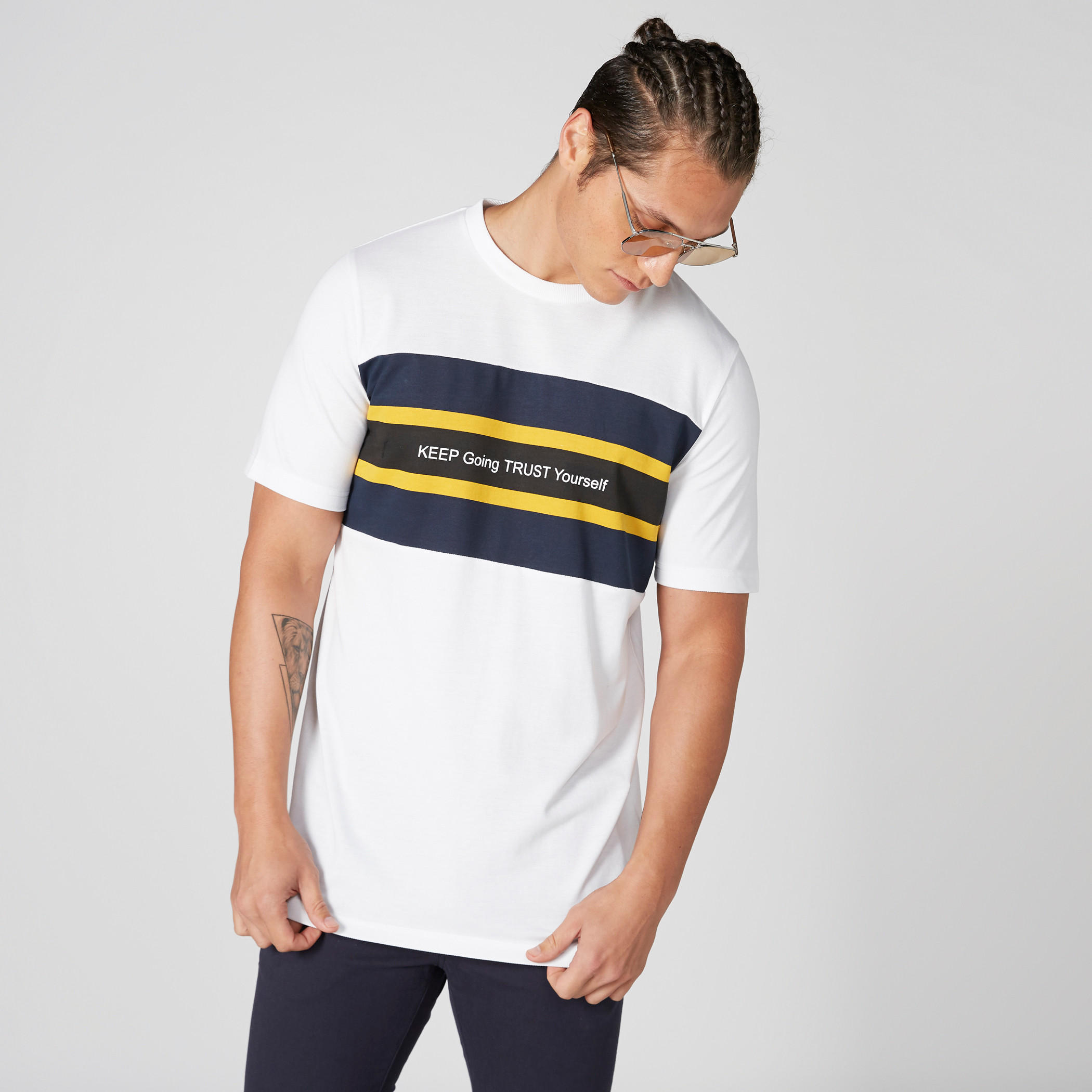 تيشيرت بياقة ضيّقة وأكمام قصيرة وطبعات-men-clothing-tshirtsandpolos-tshirts-image-2