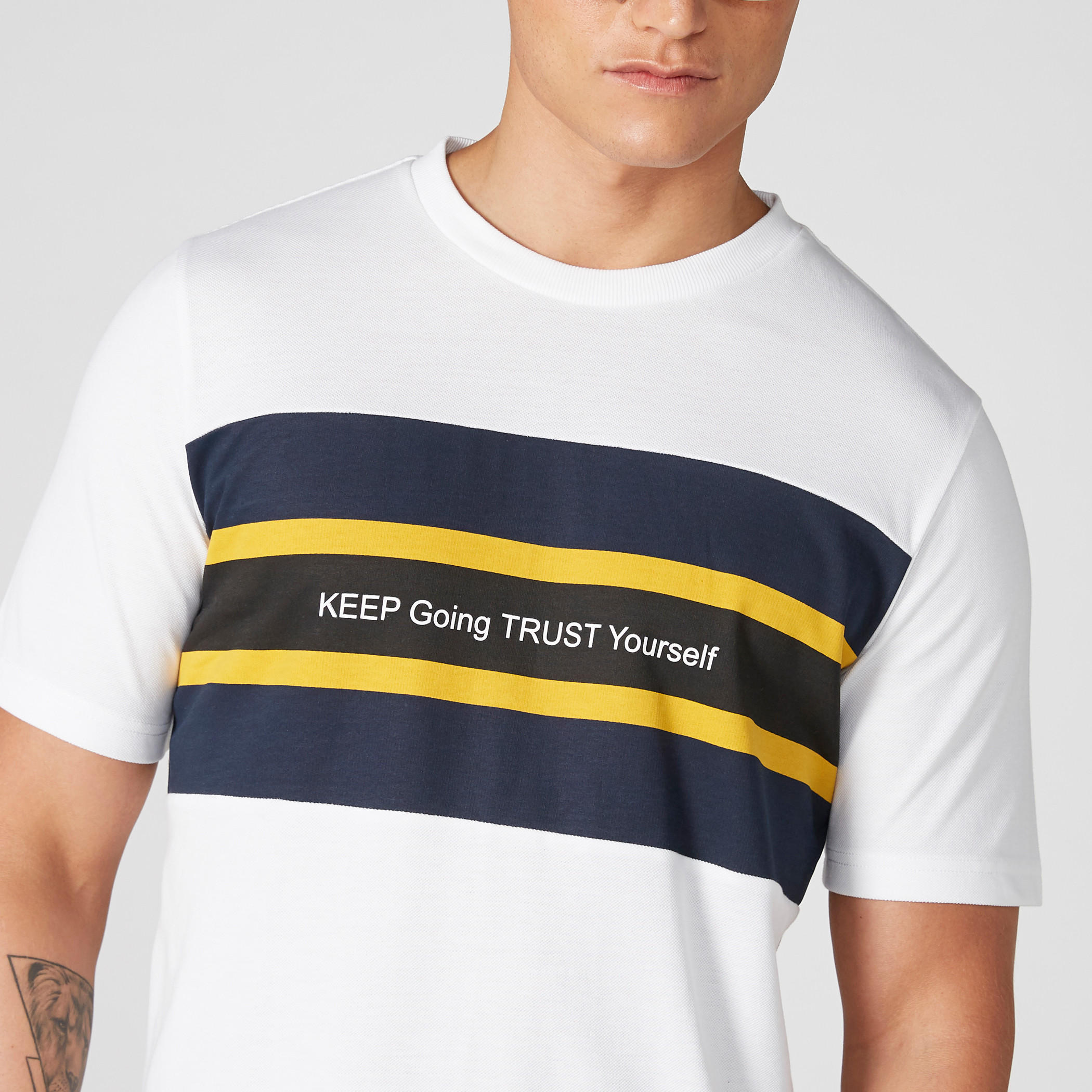 تيشيرت بياقة ضيّقة وأكمام قصيرة وطبعات-men-clothing-tshirtsandpolos-tshirts-image-1