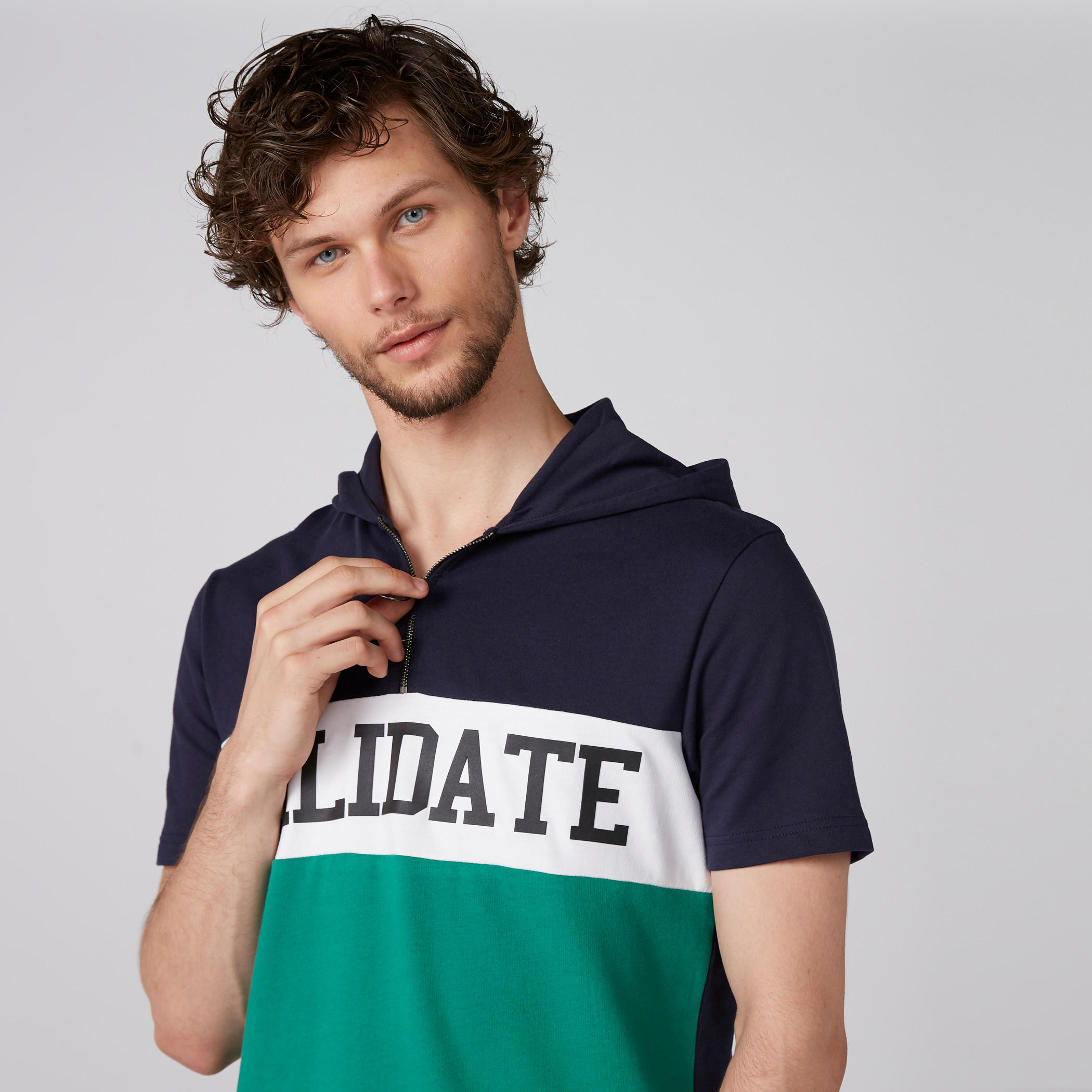 تيشيرت بأكمام قصيرة وطبعات مع قبعة-men-clothing-tshirtsandpolos-tshirts-image-1