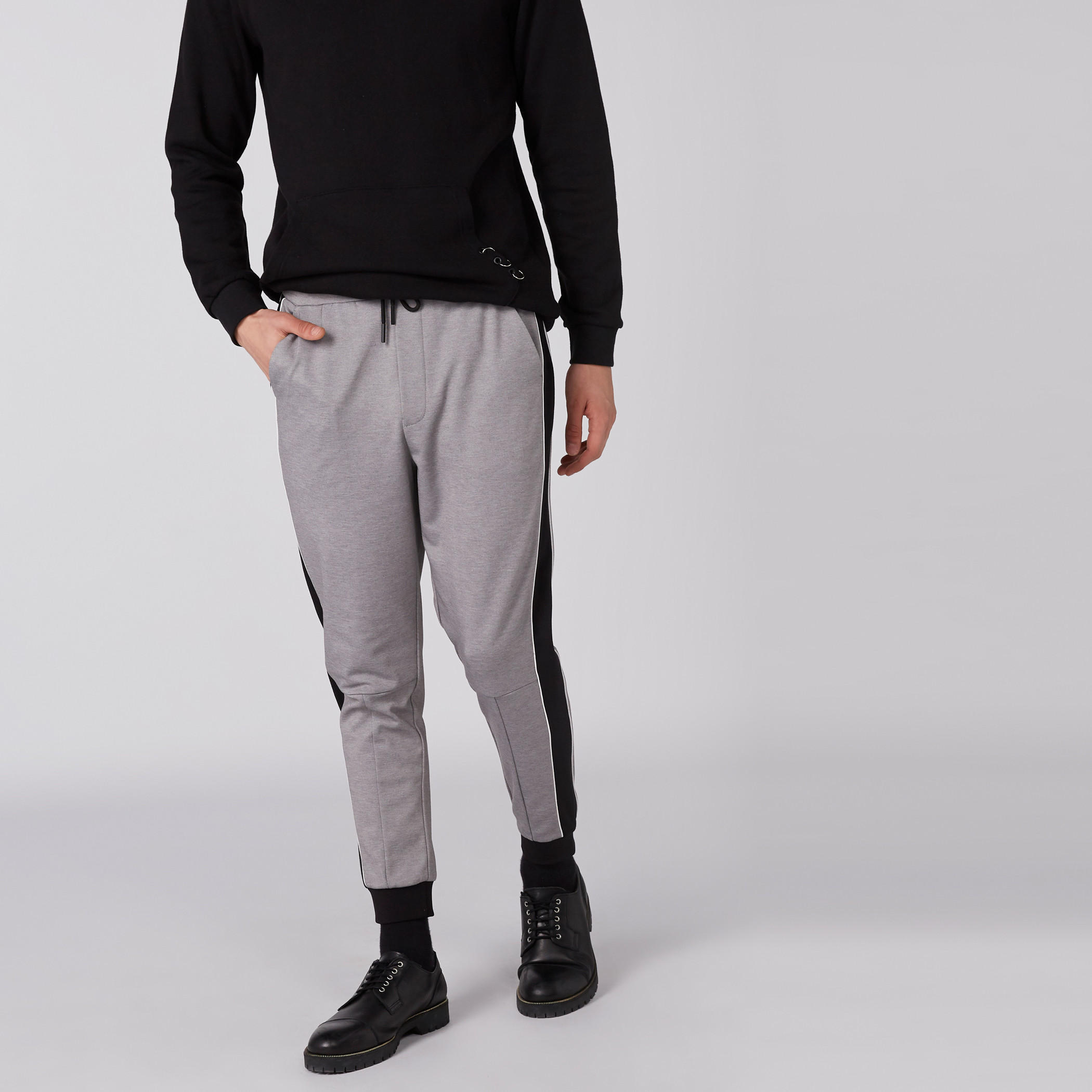 بنطال رياضي برباط وجيوب-men-clothing-bottoms-joggers-image-2