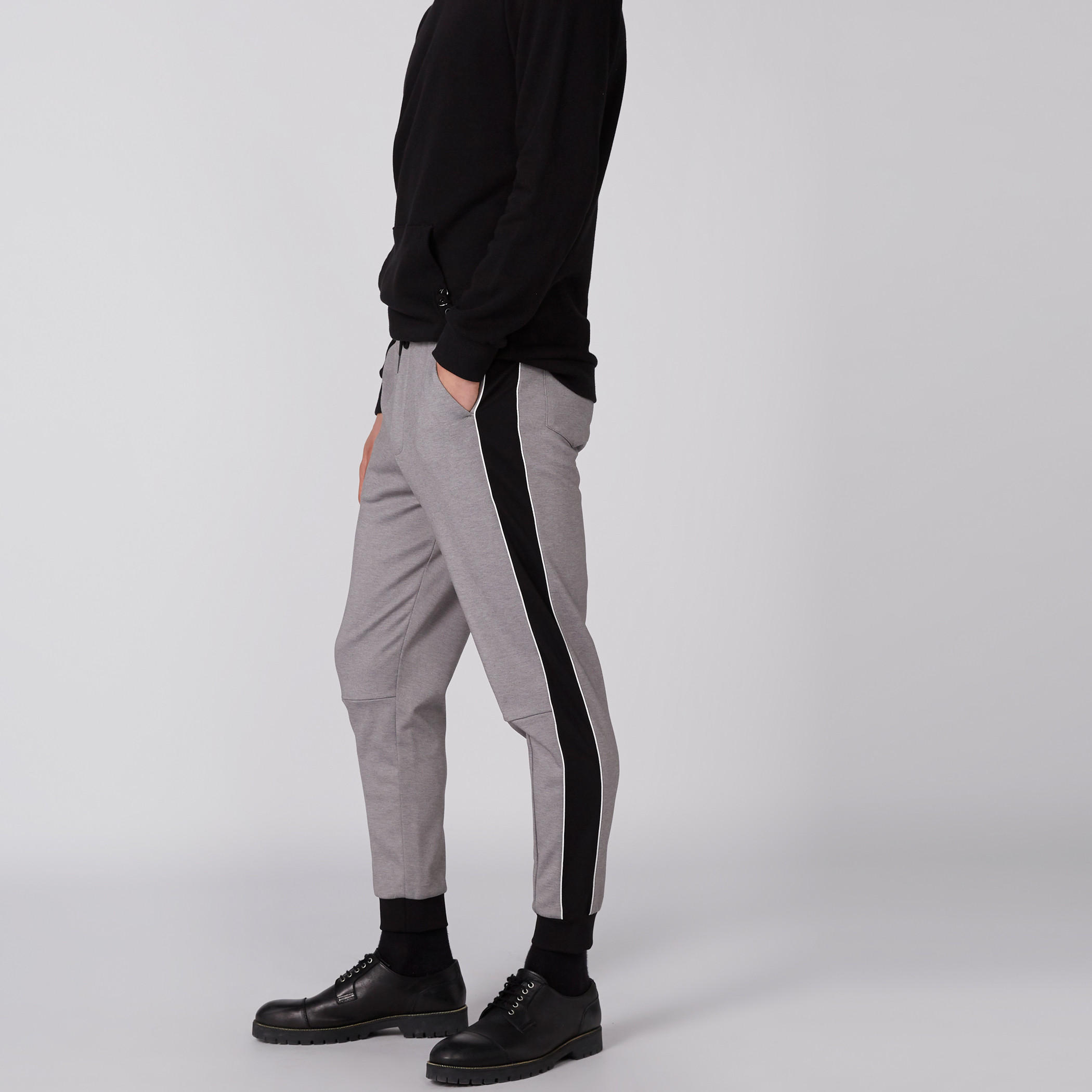 بنطال رياضي برباط وجيوب-men-clothing-bottoms-joggers-image-3